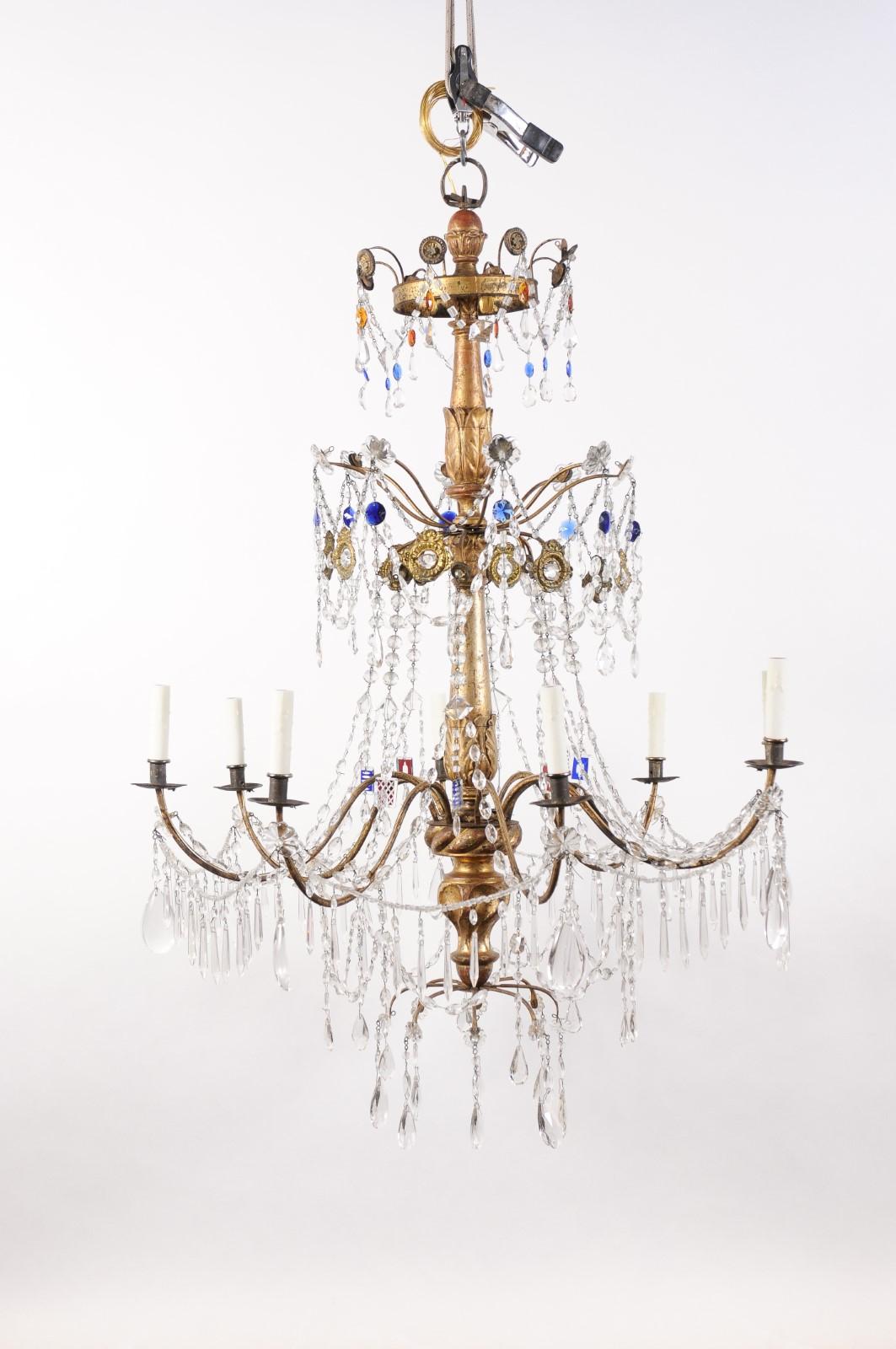 Néoclassique Paire de lustres italiens néoclassiques à 8 lumières en bois doré et cristal en vente