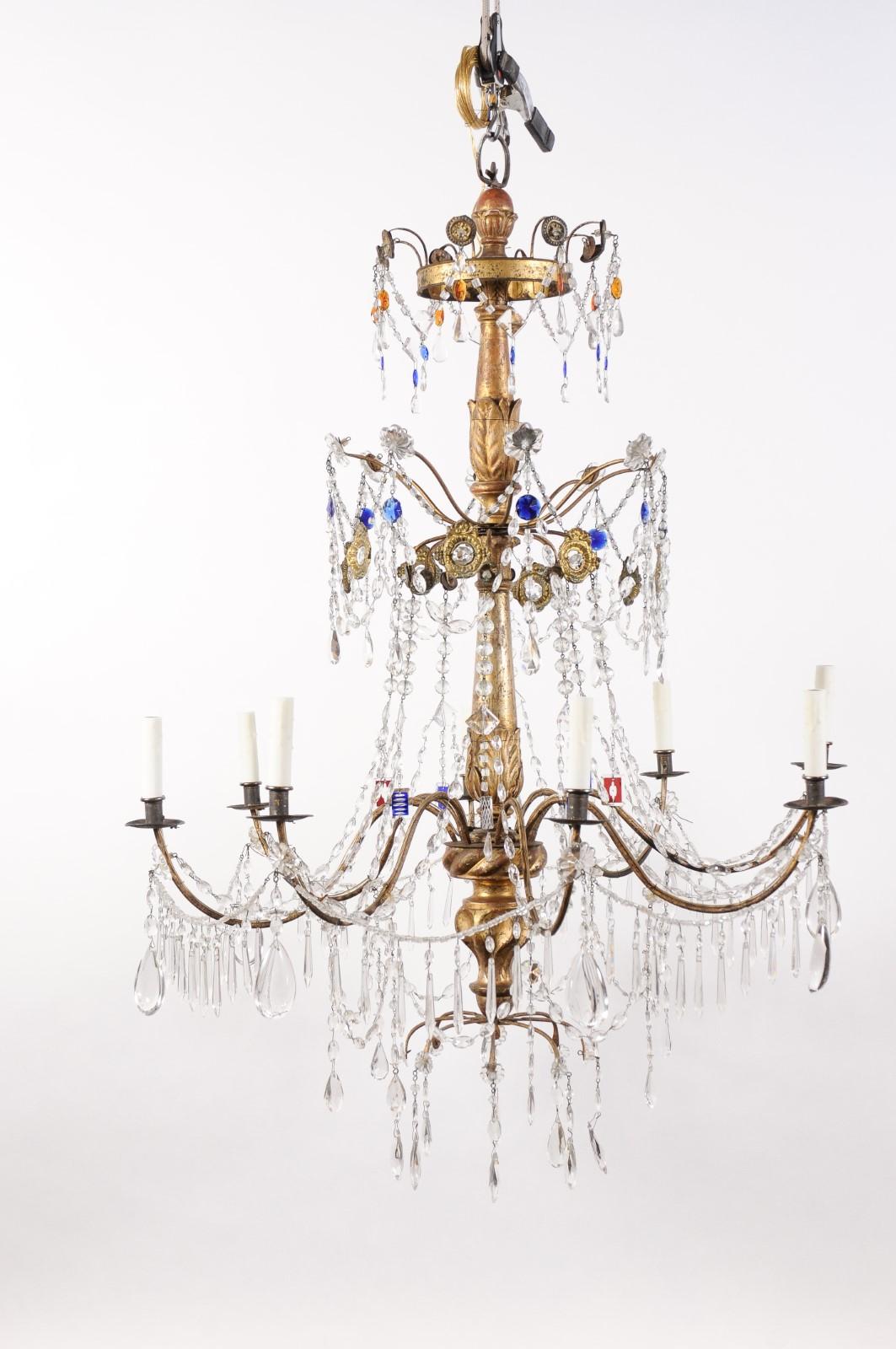 Paire de lustres italiens néoclassiques à 8 lumières en bois doré et cristal en vente 3
