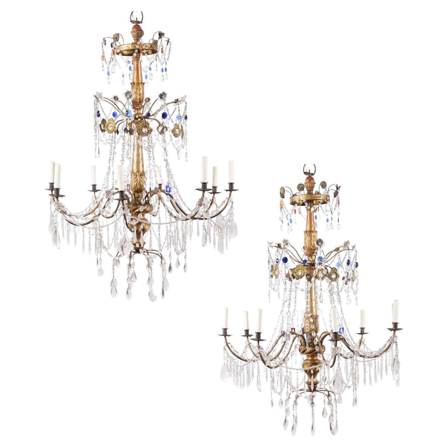 Paire de lustres italiens néoclassiques à 8 lumières en bois doré et cristal