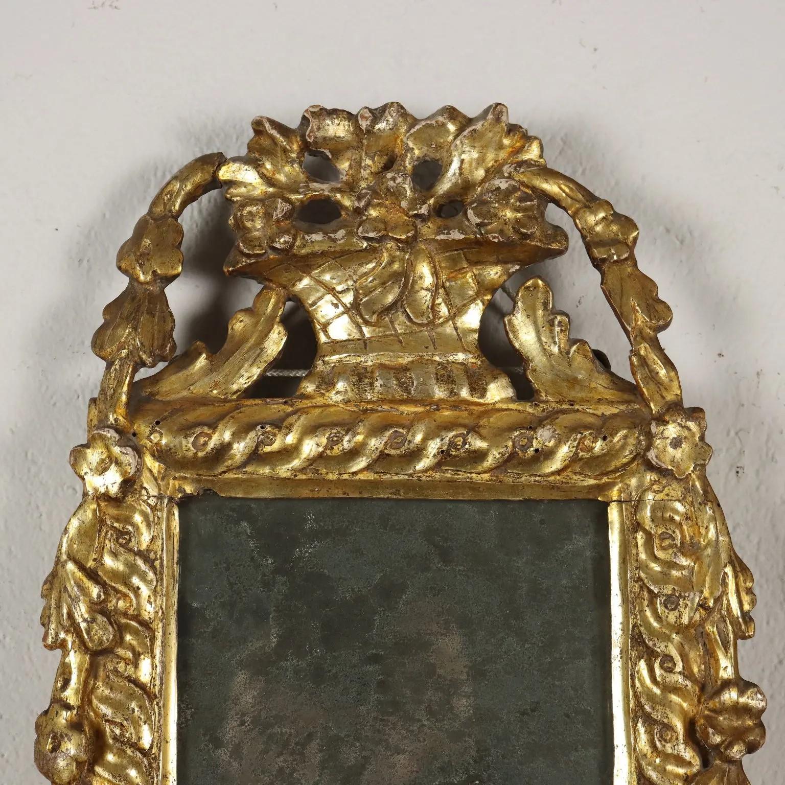 Bois doré Paire de miroirs italiens néoclassiques en bois doré, datant d'environ 1780 en vente