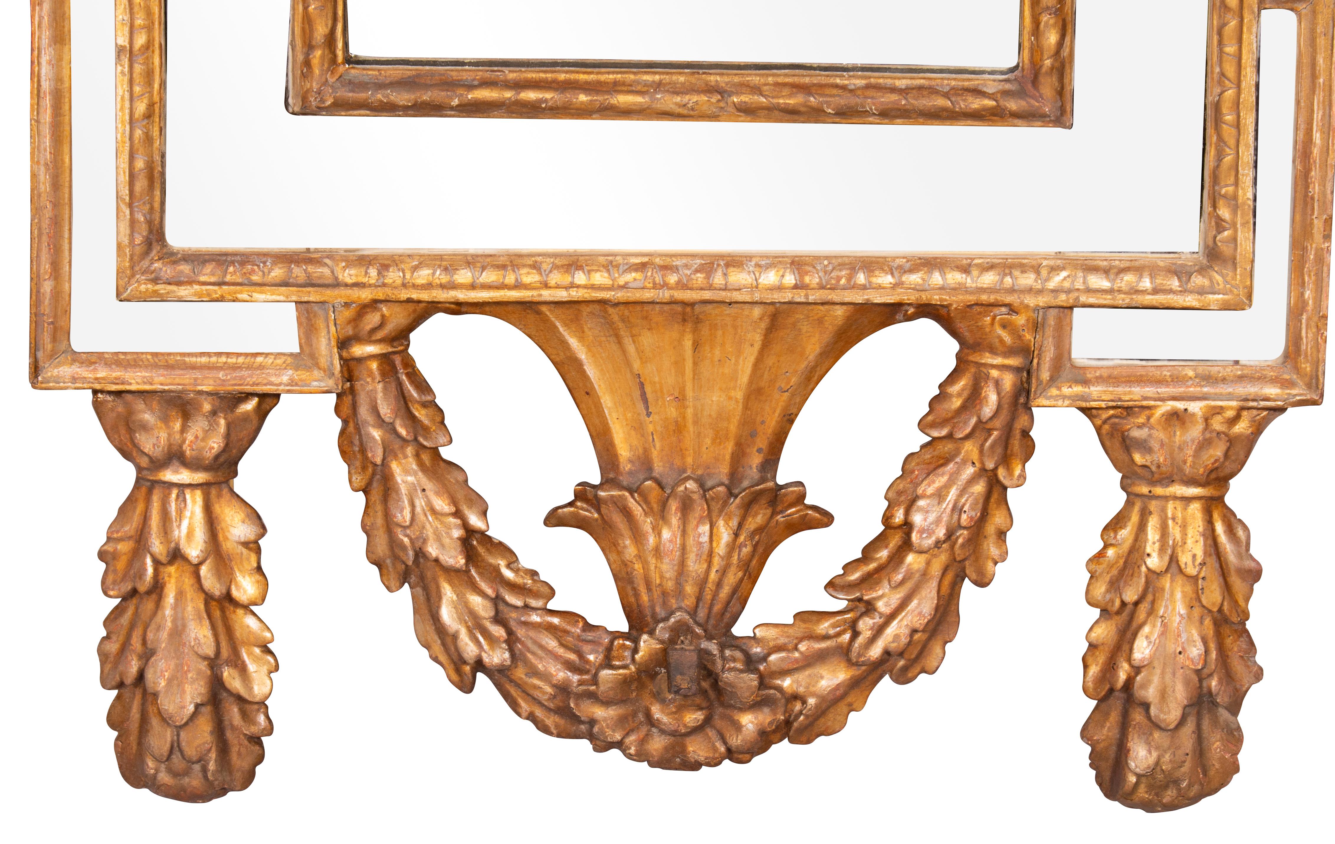 Paar italienische neoklassizistische Spiegel aus vergoldetem Holz im Angebot 5