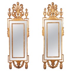 Paire de miroirs italiens néoclassiques en bois doré de style néoclassique
