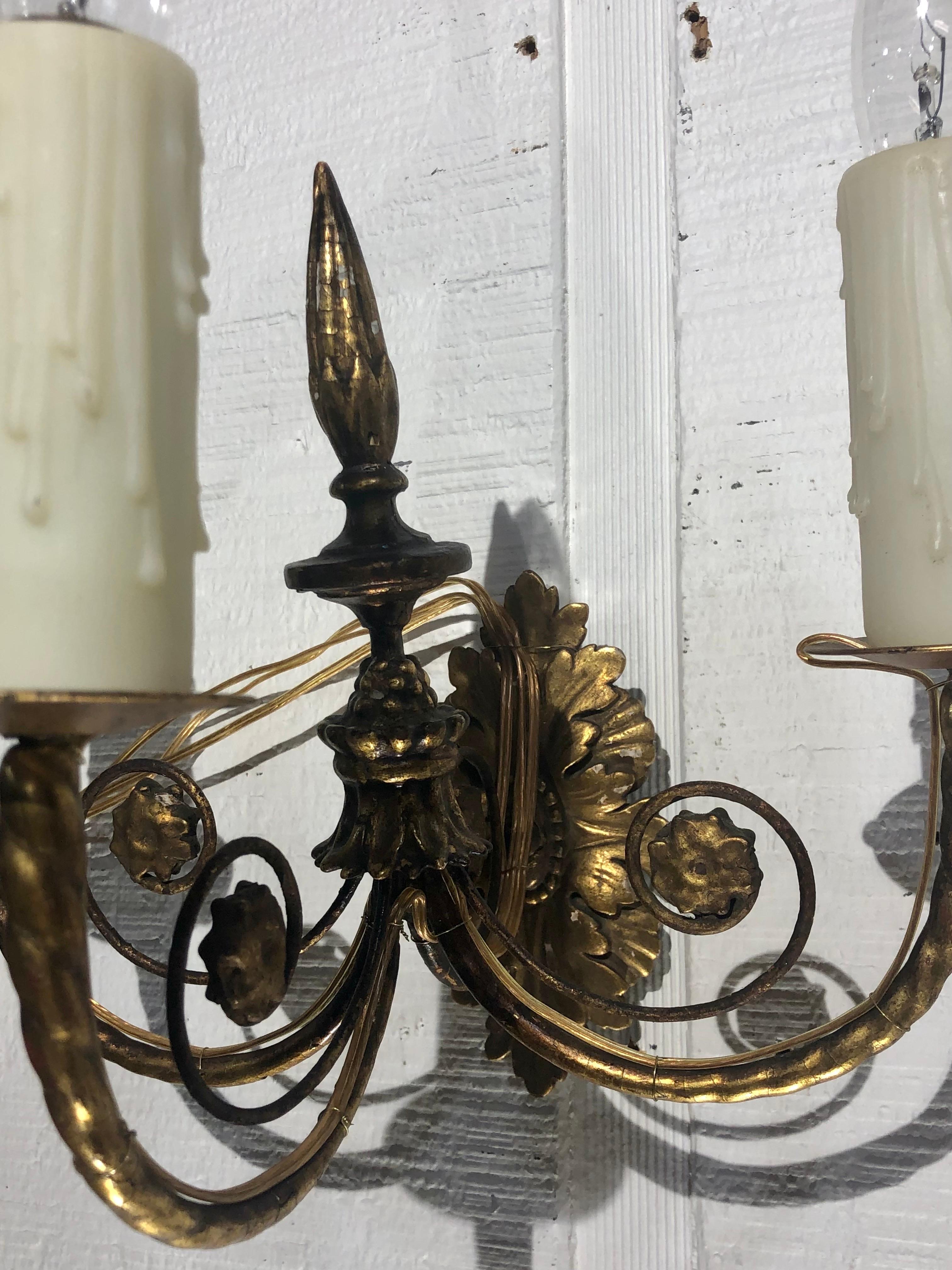 Pareja de candelabros neoclásicos italianos de madera dorada, S. XIX en venta 8