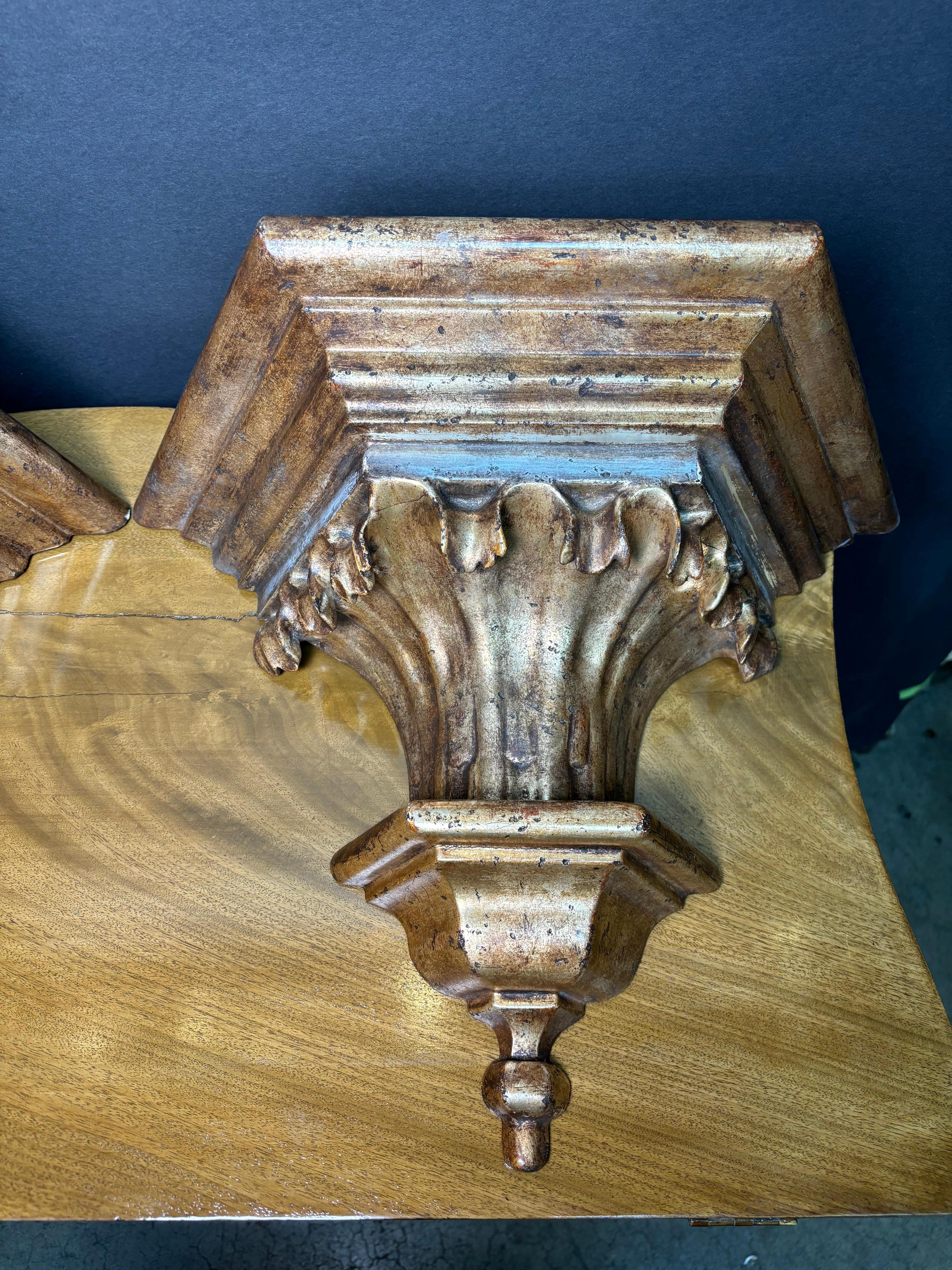 Neoclassico Coppia di mensole da parete in stile neoclassico italiano in legno di Giltwood in vendita