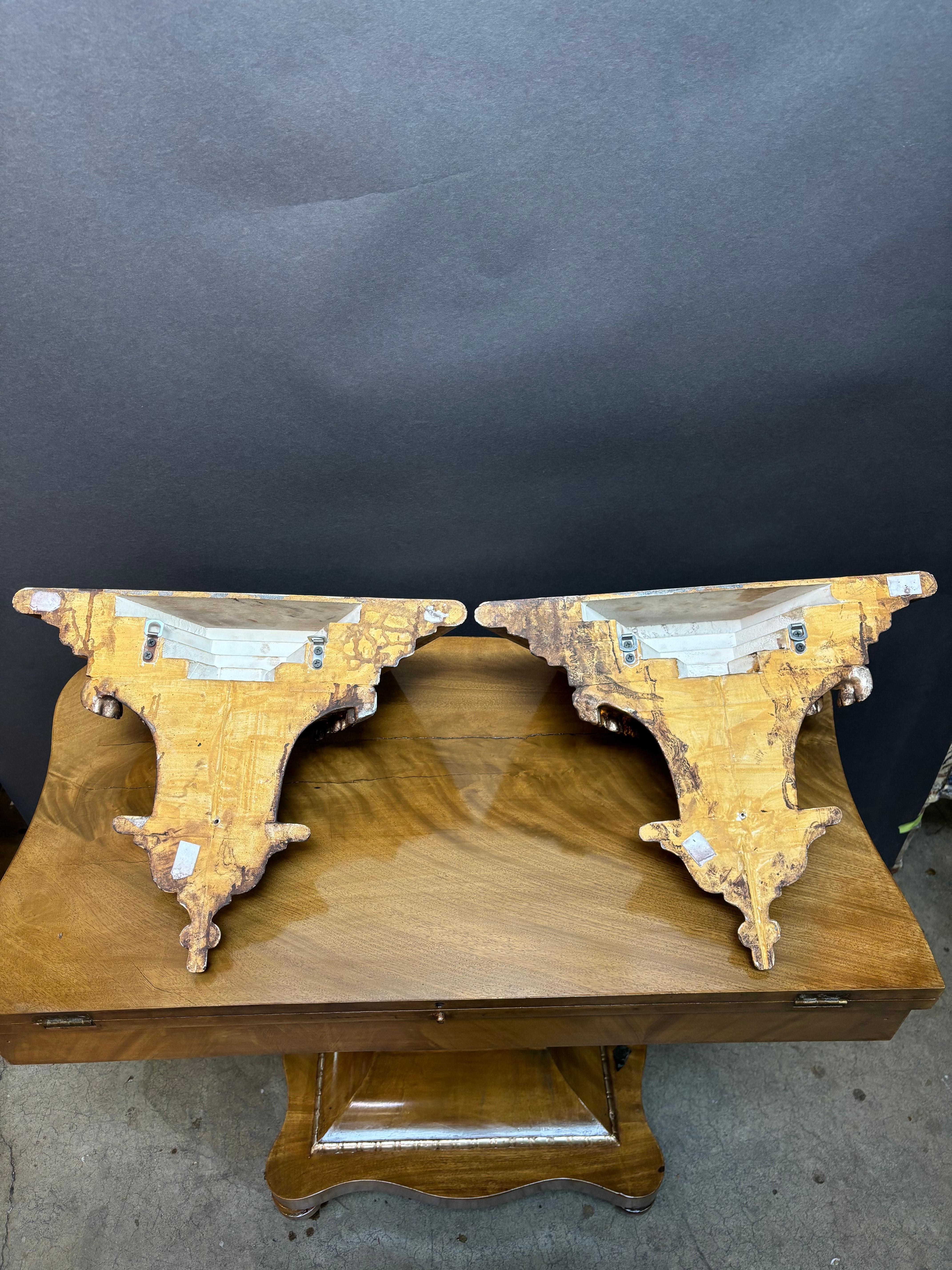 Coppia di mensole da parete in stile neoclassico italiano in legno di Giltwood In condizioni buone in vendita a Los Angeles, CA