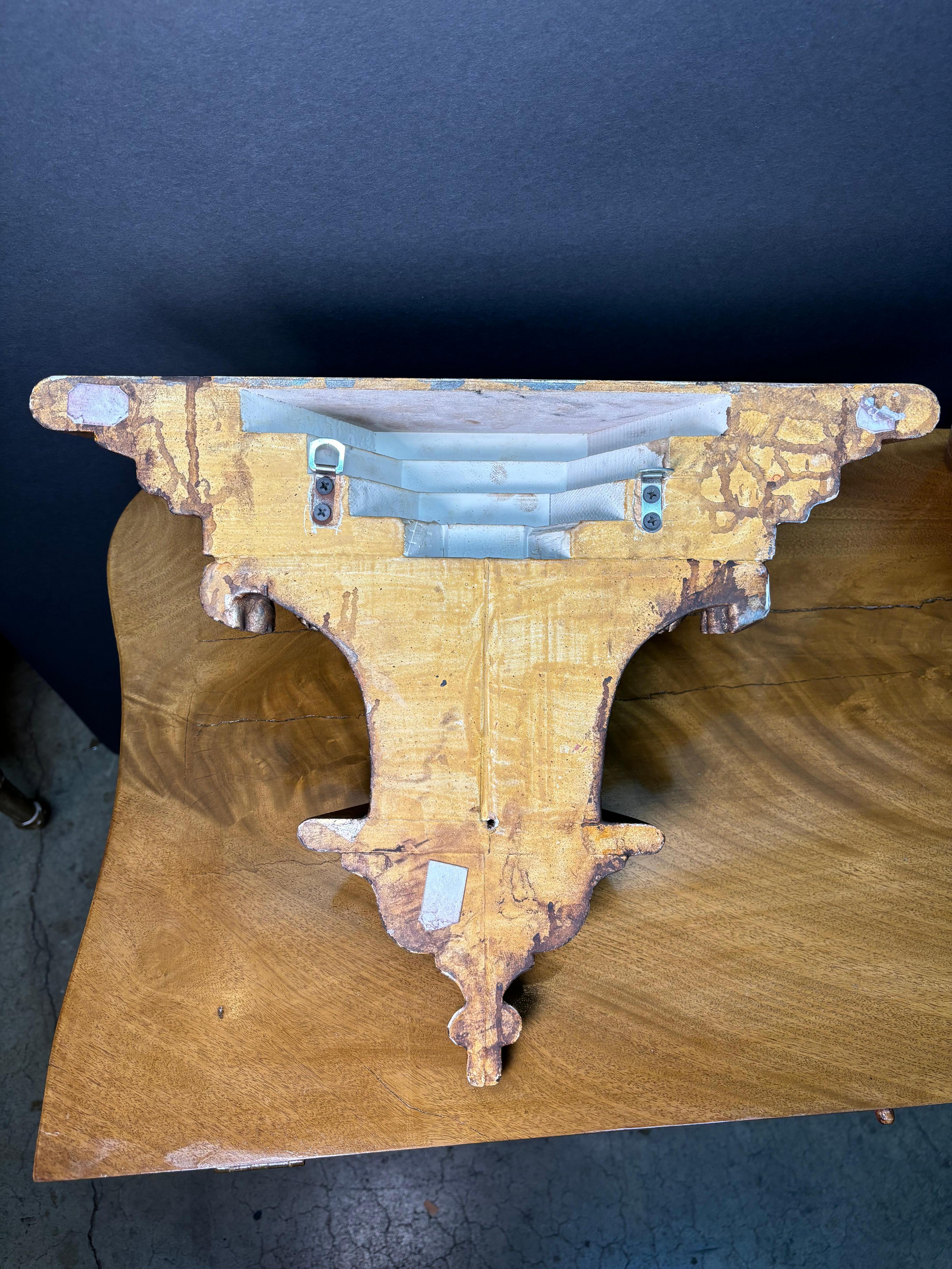 XX secolo Coppia di mensole da parete in stile neoclassico italiano in legno di Giltwood in vendita