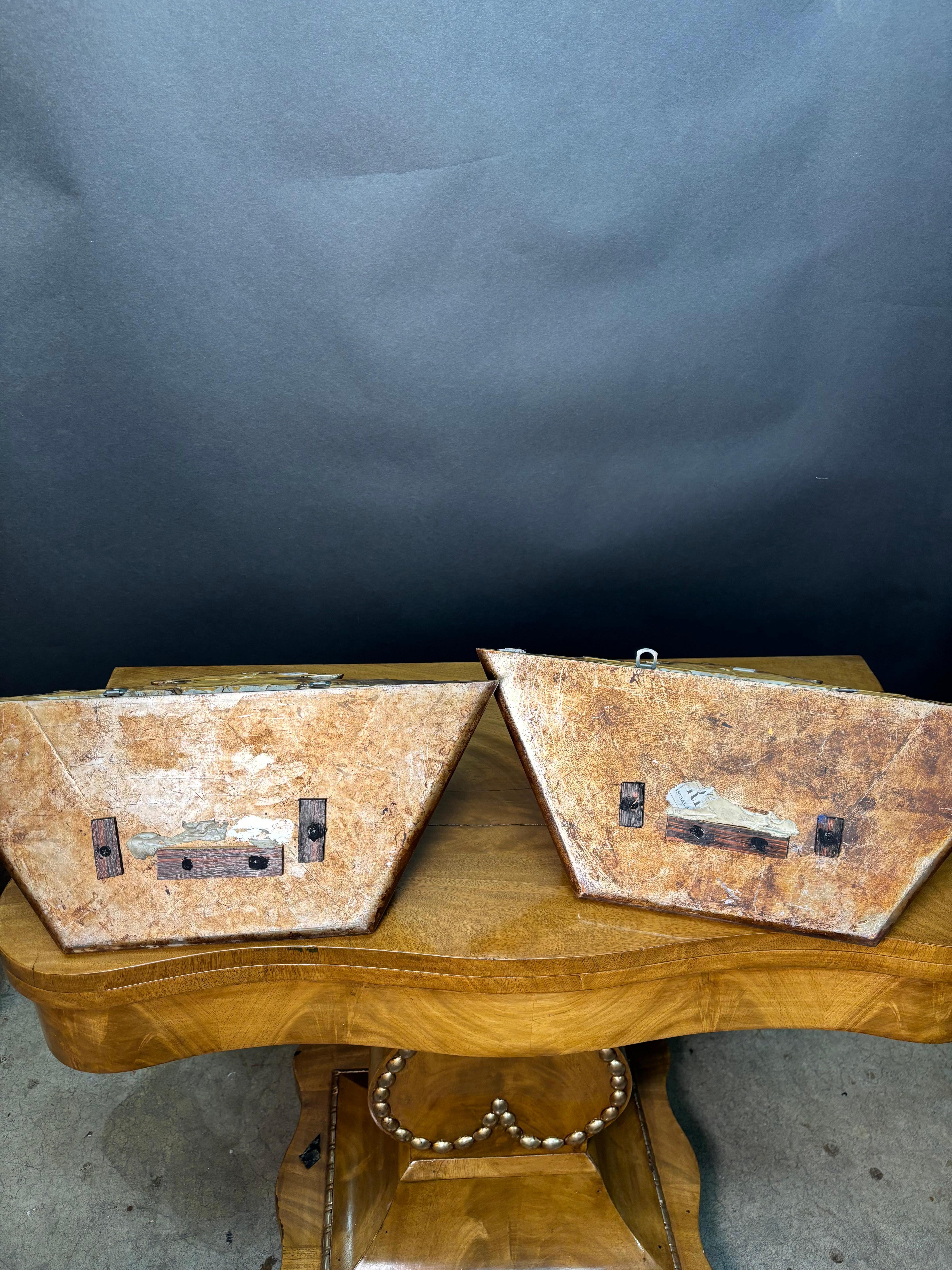 Oro Coppia di mensole da parete in stile neoclassico italiano in legno di Giltwood in vendita