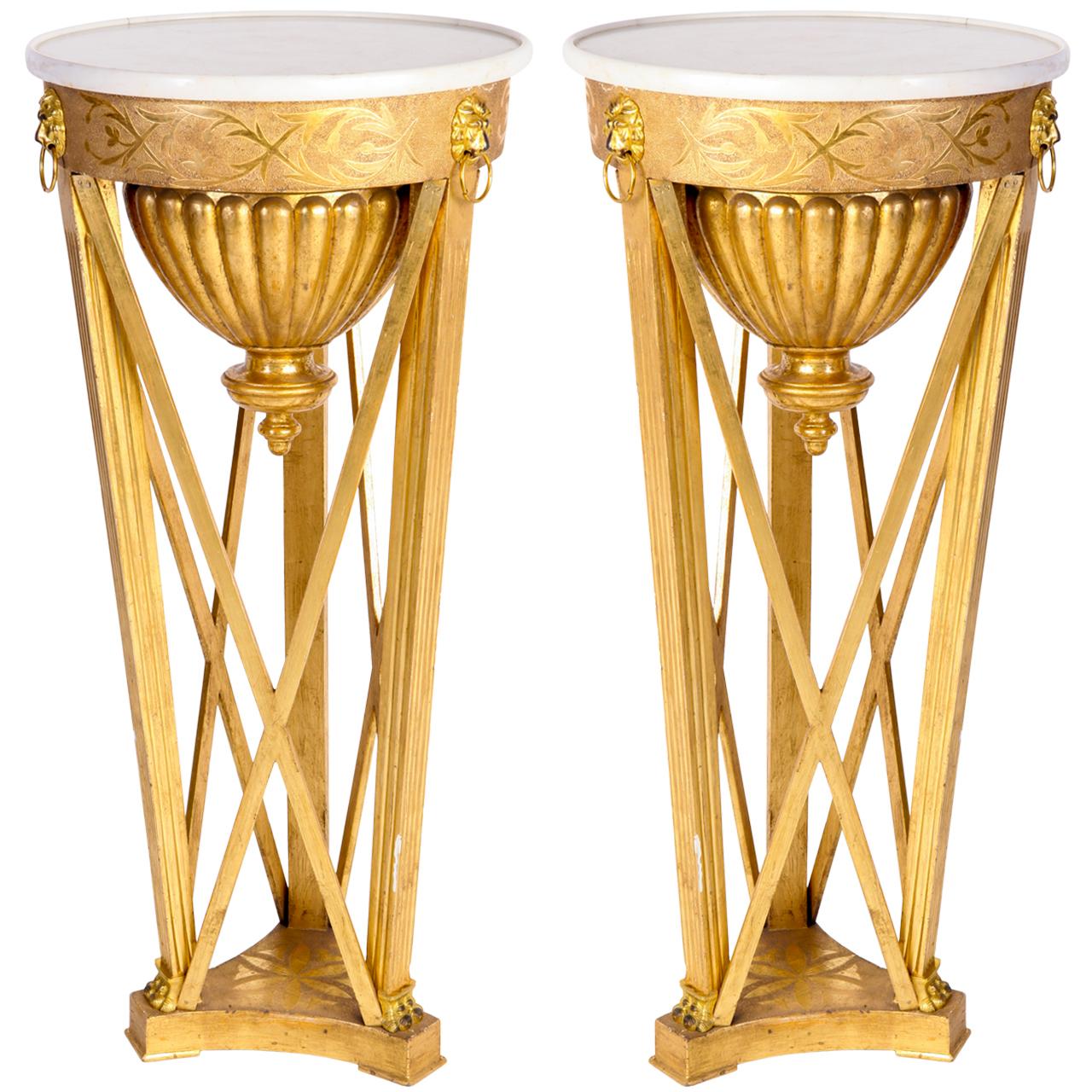 Très belle paire de guéridons italiens néoclassiques.
En bois doré, avec un plateau en marbre blanc et des ornements montés en bronze doré.
Disponible en 3 paires.
Provenance d'un domaine aristocratique de Toscane.