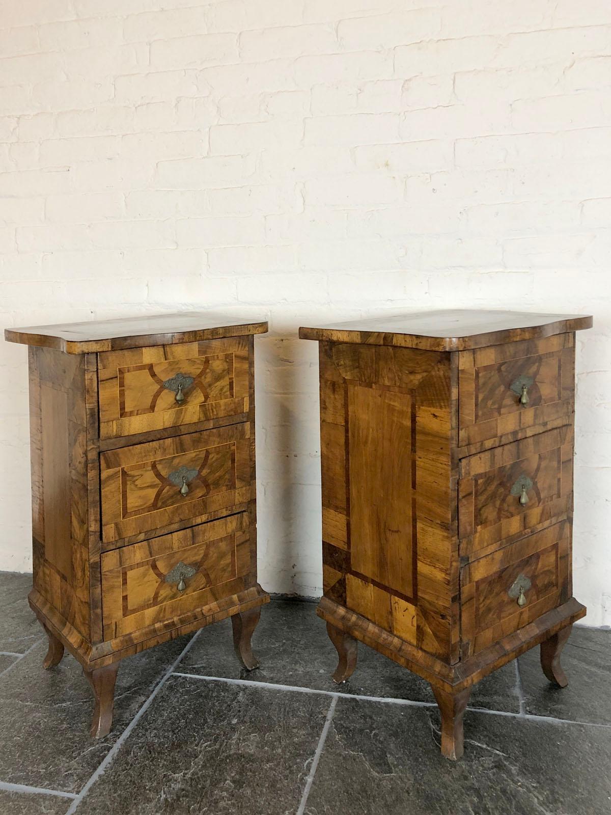 Walnut Pair of Italian Neoclassical Late 18th Century Inlaid Comodini or Night Stands For Sale