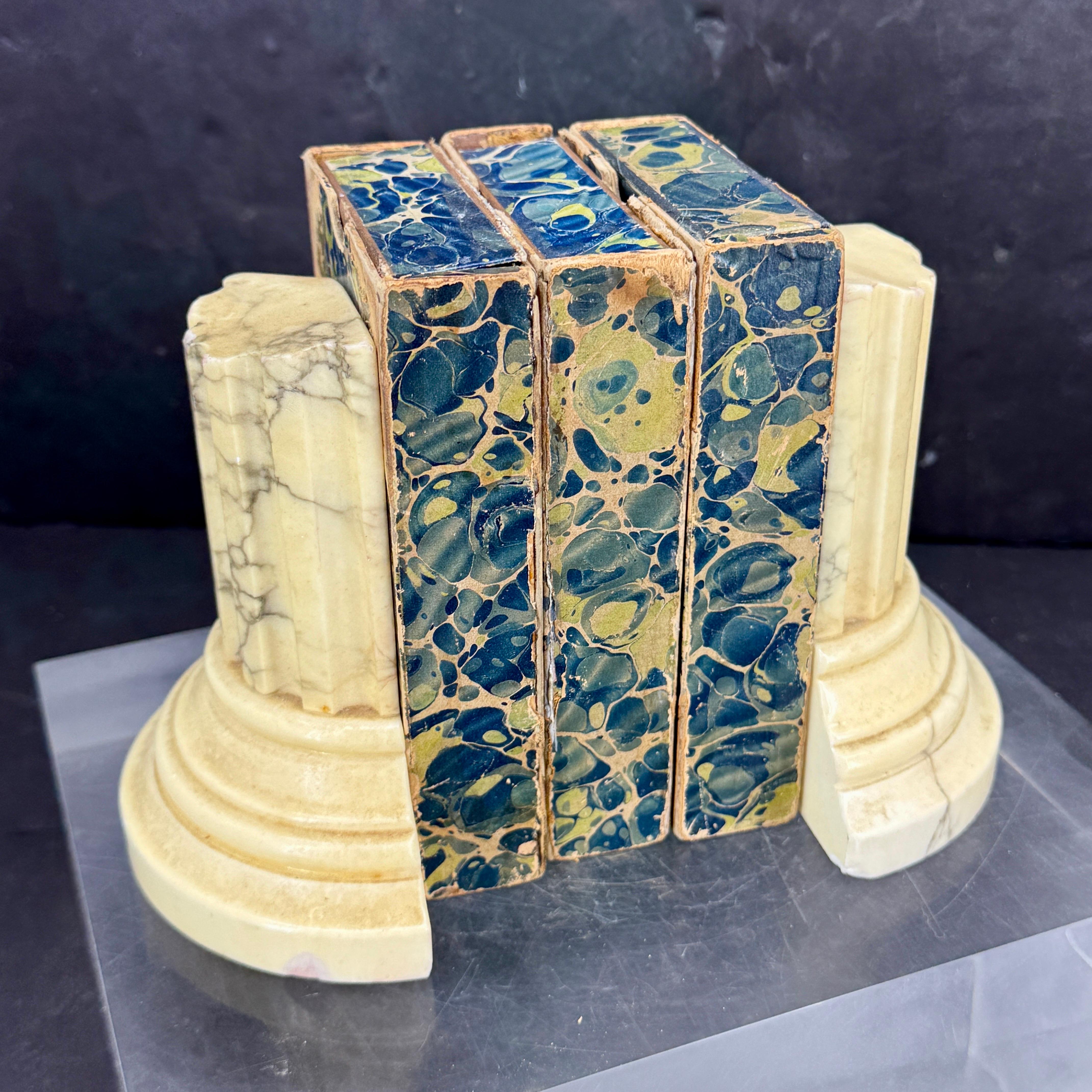 Coppia di reggilibri italiani neoclassici a colonna in marmo in vendita 3