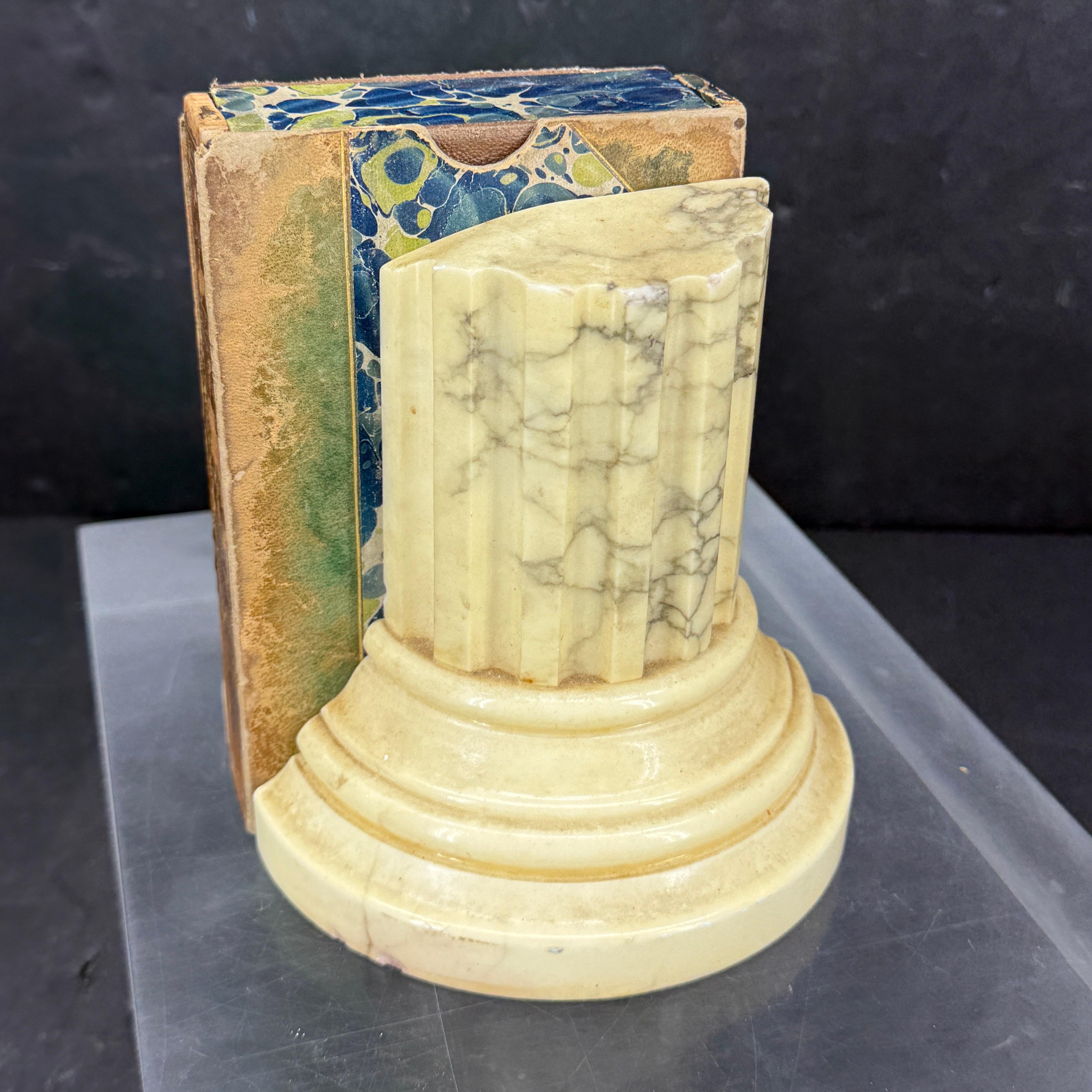 Coppia di reggilibri italiani neoclassici a colonna in marmo in vendita 6