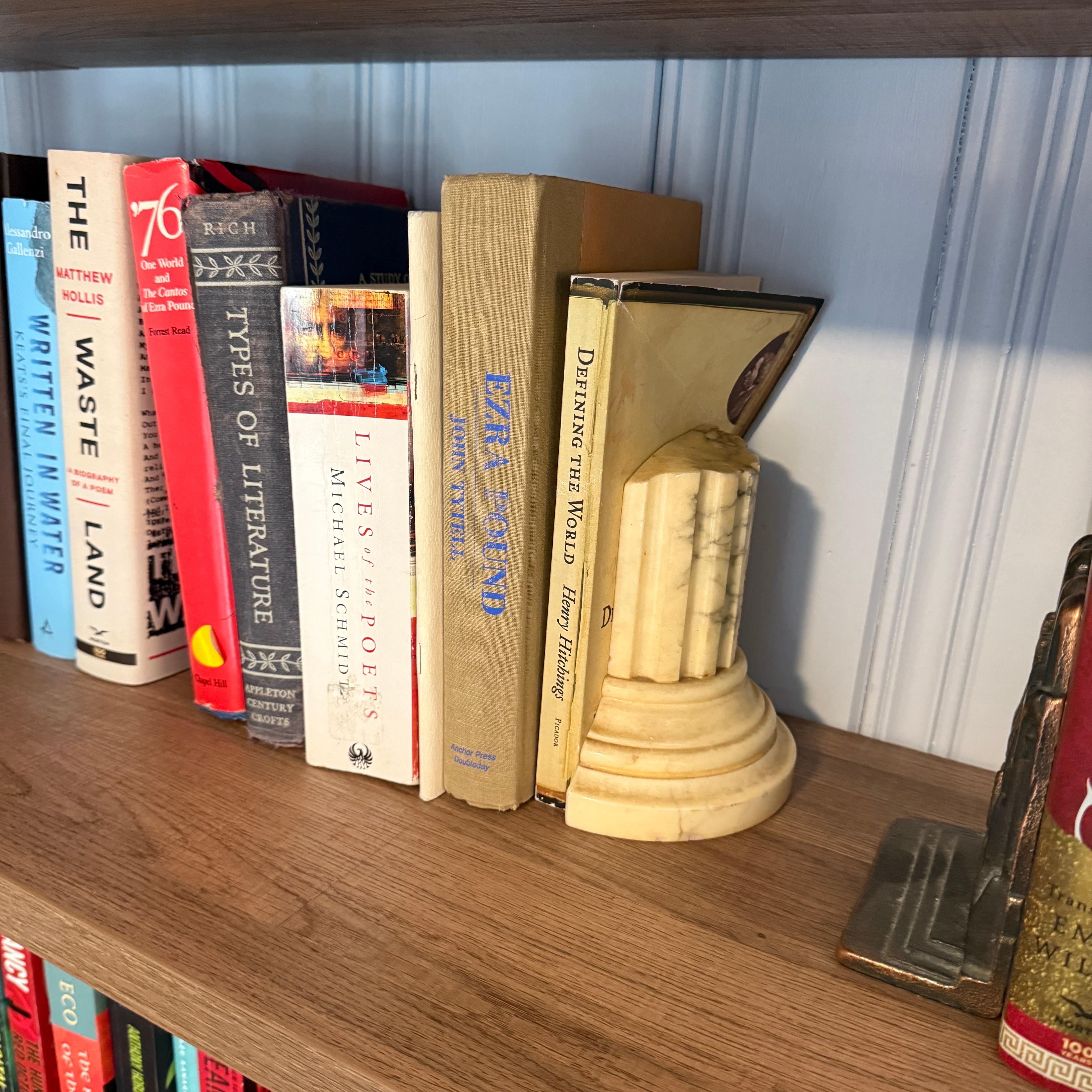 Coppia di reggilibri italiani neoclassici a colonna in marmo in vendita 8