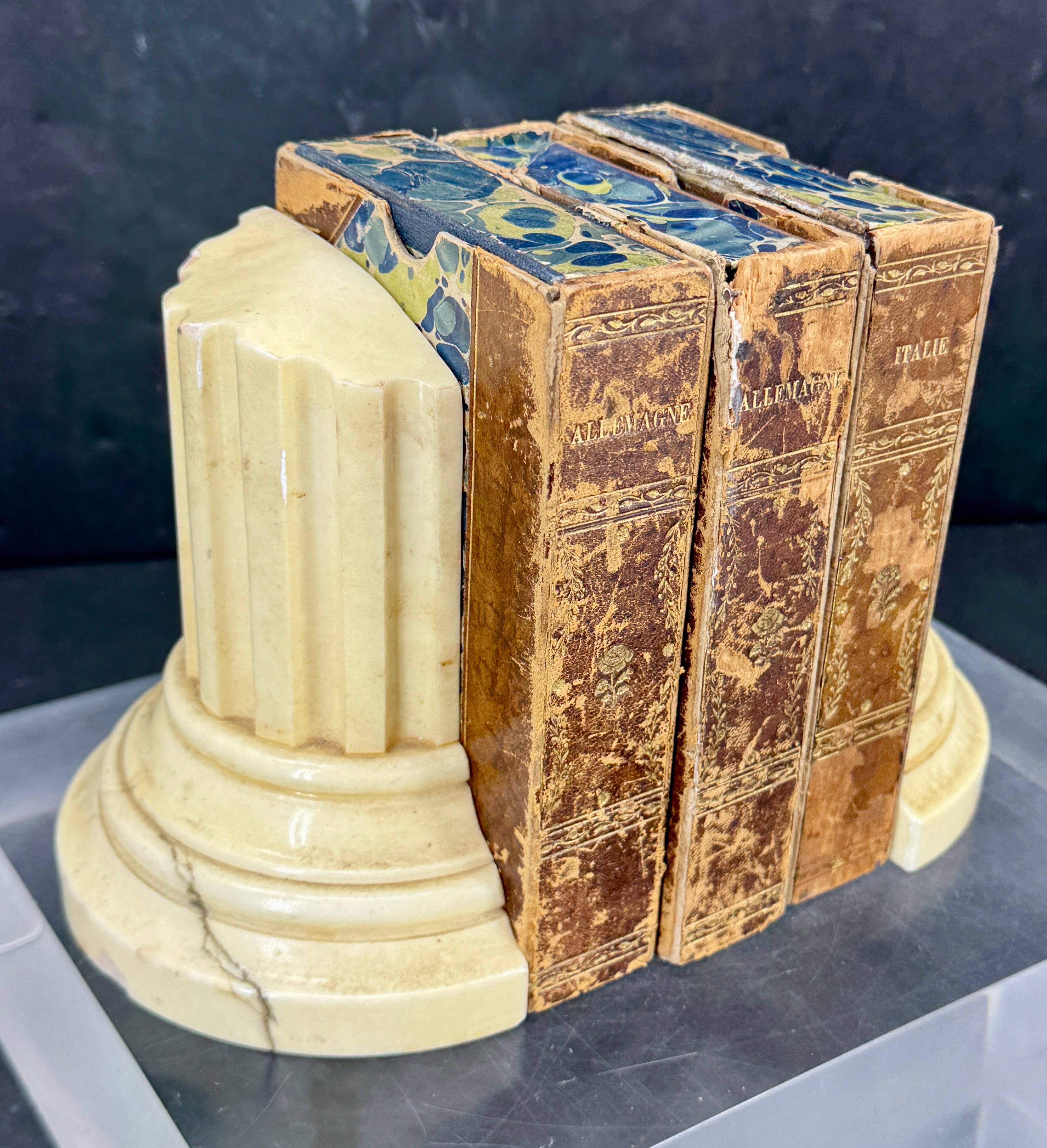 Set di reggilibri a colonna in stile classico neoclassico in marmo, Italia, circa anni '60.
Un set fantastico da aggiungere a un ufficio biblioteca formale o informale.