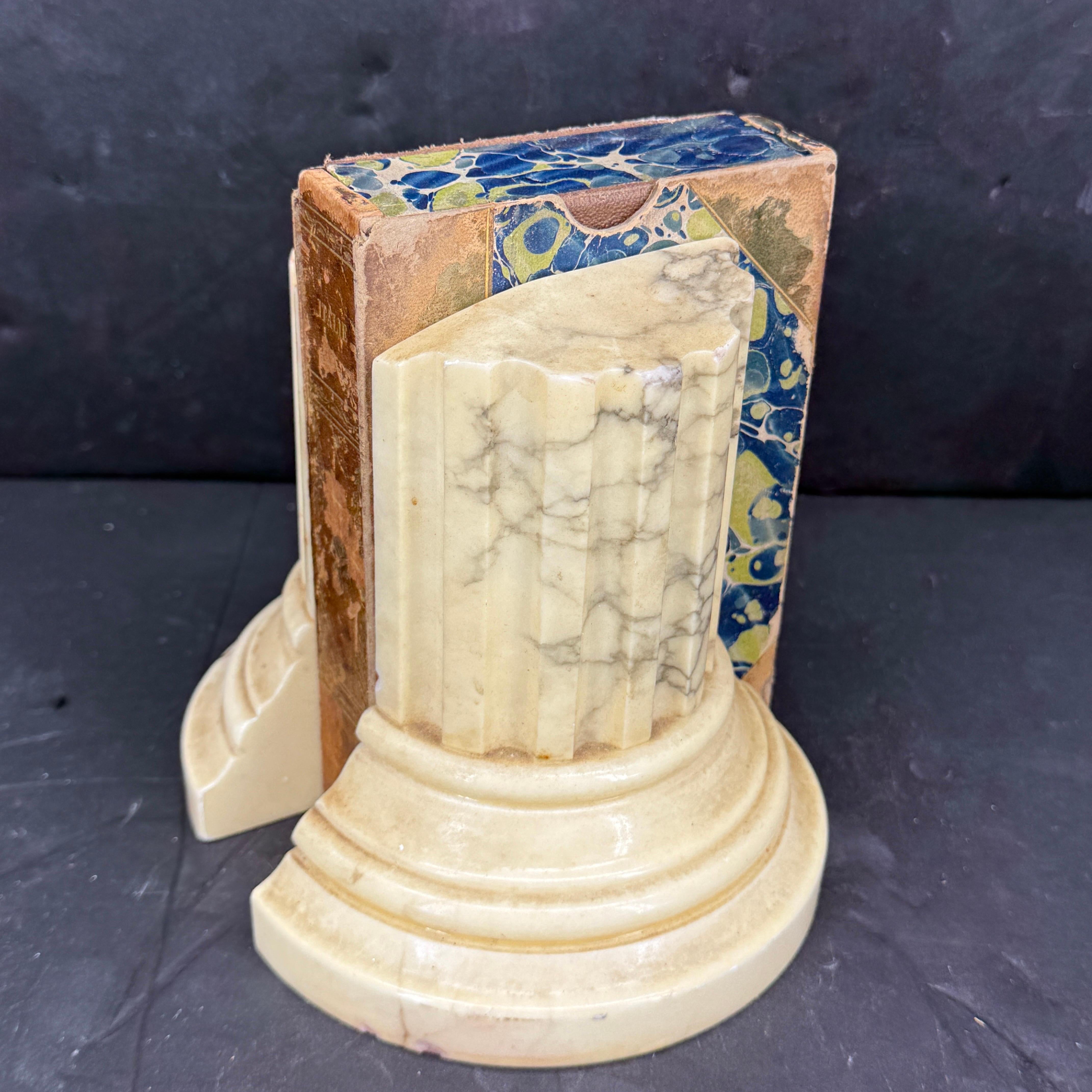 Fatto a mano Coppia di reggilibri italiani neoclassici a colonna in marmo in vendita