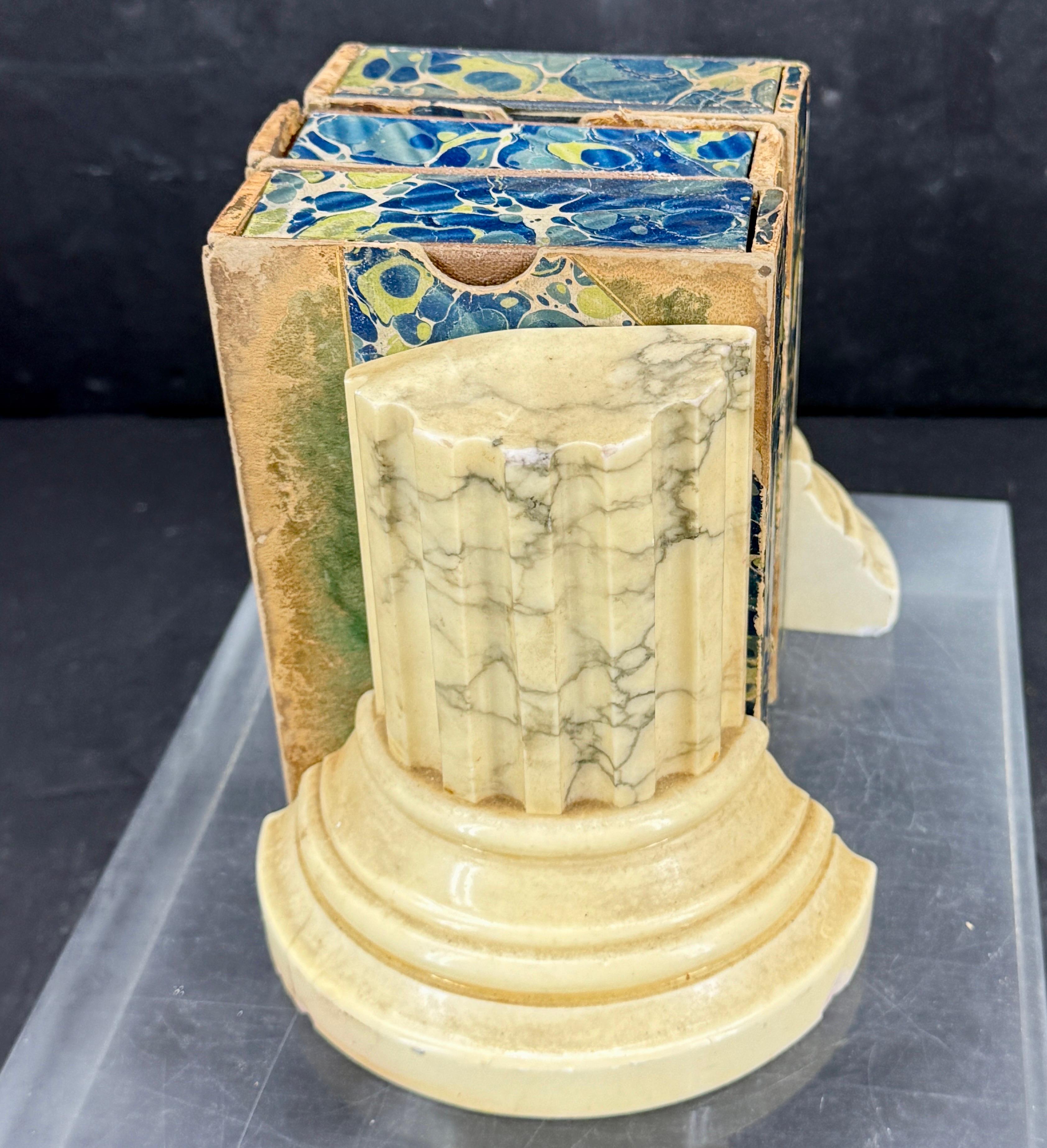 XX secolo Coppia di reggilibri italiani neoclassici a colonna in marmo in vendita