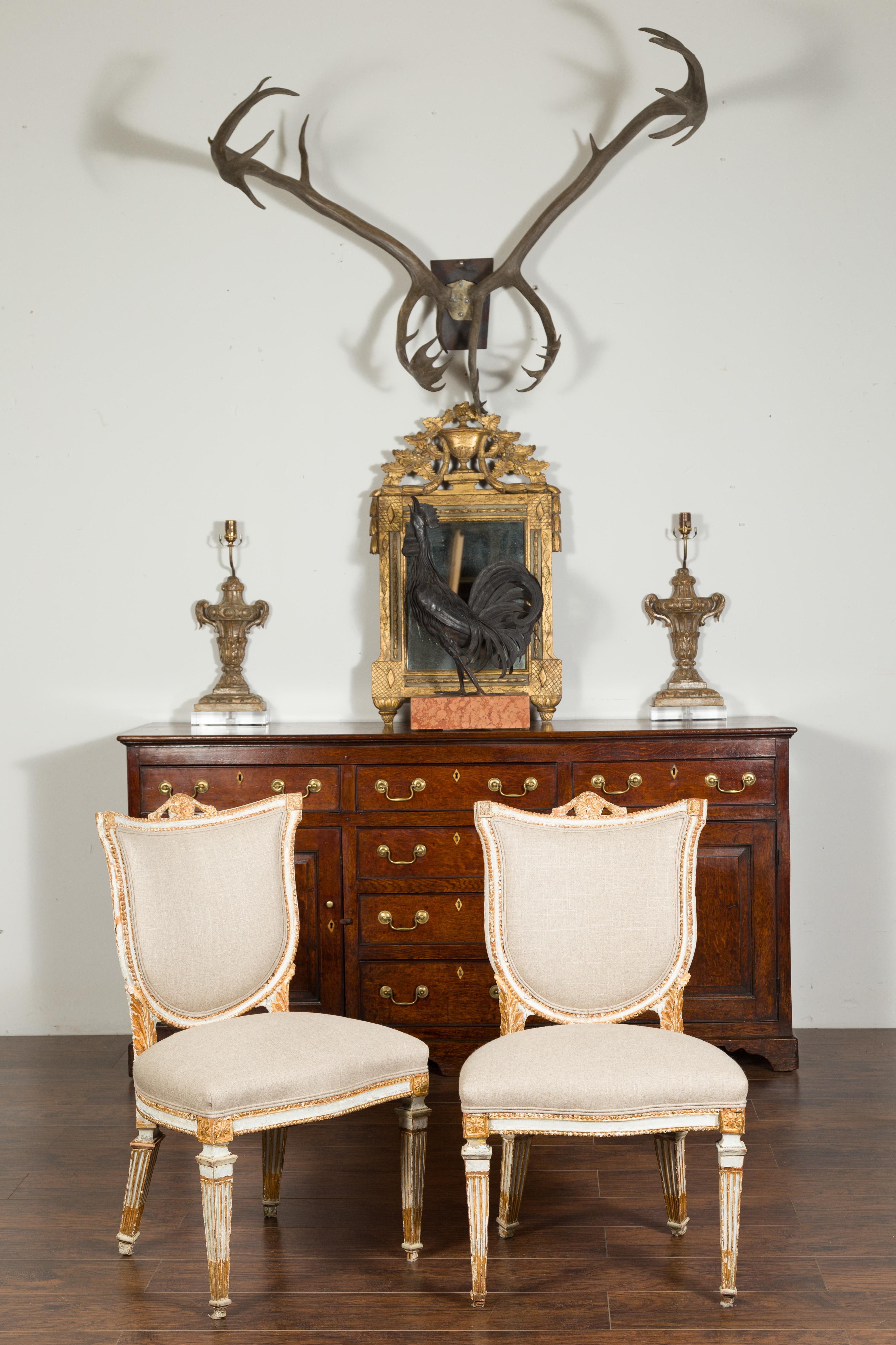 Paar italienische neoklassizistische bemalte und geschnitzte Beistellstühle mit Schilfrohrrückenlehnen (Neoklassisch) im Angebot