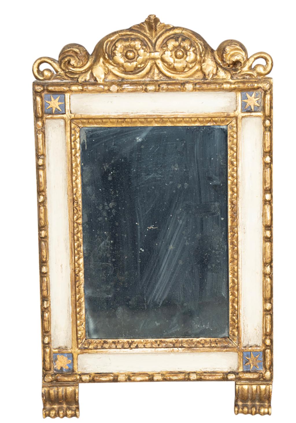 Pequeños espejos bonitos para flanquear un cuadro u otra obra de arte. Cresta arqueada con volutas sobre una placa de espejo rodeada de un borde pintado de blanco.