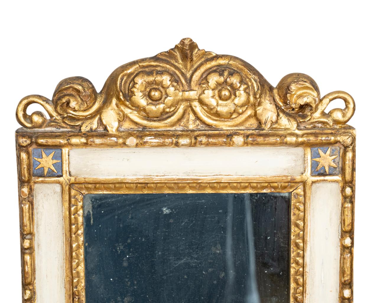 Pareja De Espejos Italianos Neoclásicos Pintados Y De Madera Dorada Imperio en venta