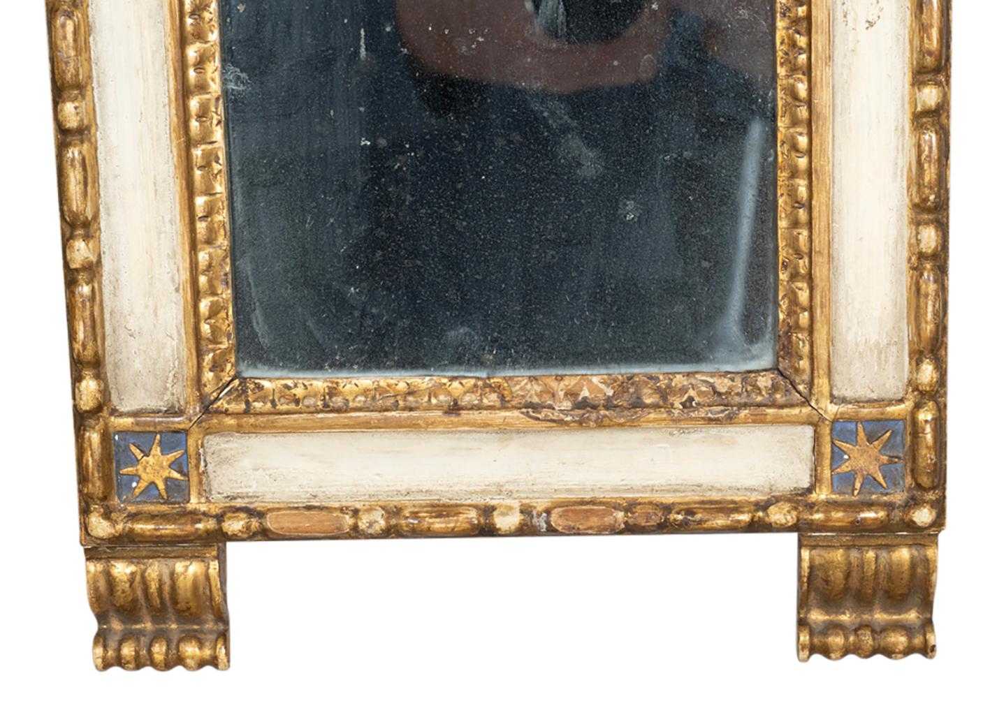 Pareja De Espejos Italianos Neoclásicos Pintados Y De Madera Dorada principios del siglo XIX en venta