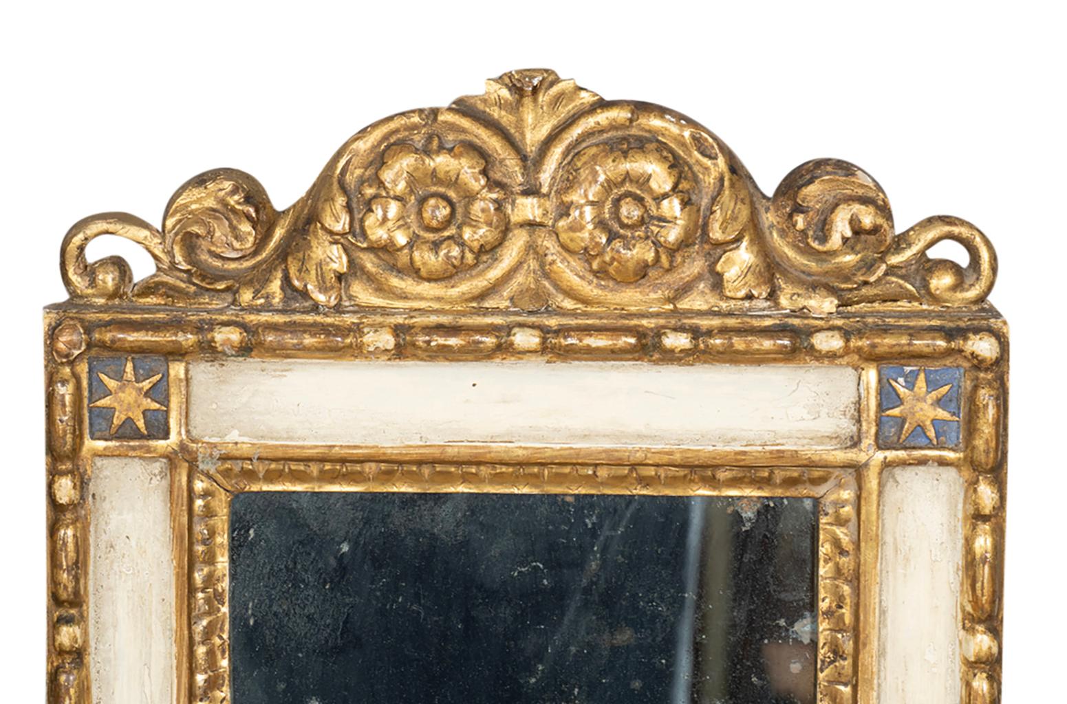 Pareja De Espejos Italianos Neoclásicos Pintados Y De Madera Dorada Madera dorada en venta