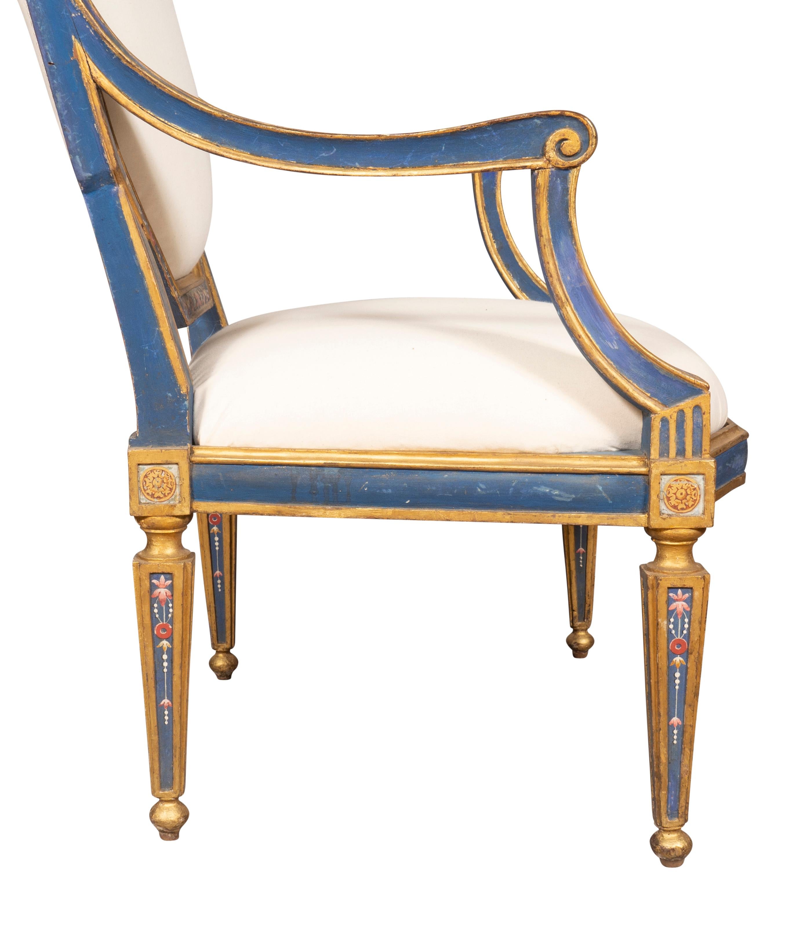 XVIIIe siècle Paire de fauteuils italiens peints de style néoclassique en vente