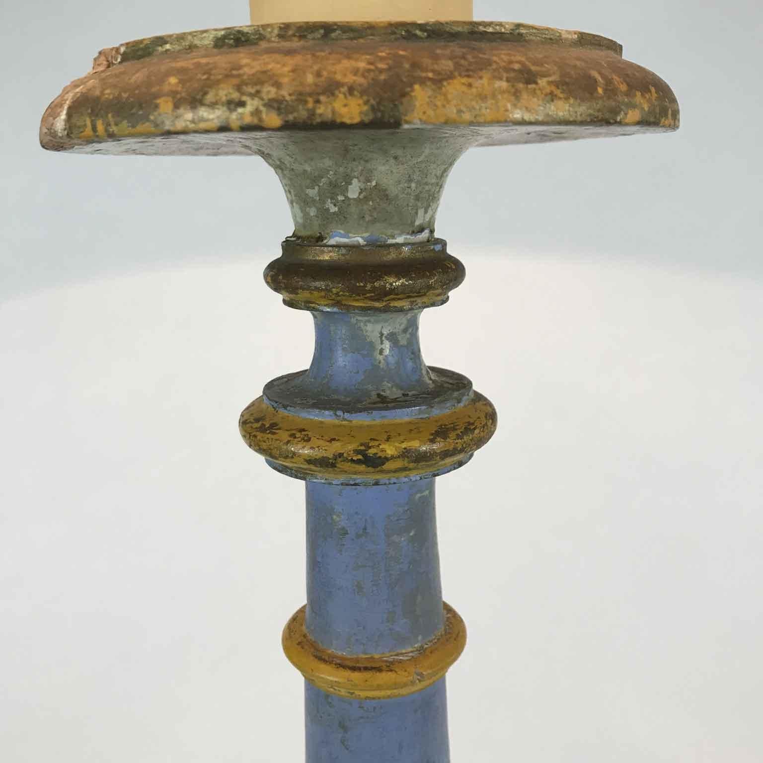 Paire de pieds de lampe de table néoclassiques italiens de Toscane, anciens bougeoirs circulaires Rocchetto en bois de pin peint en bleu et jaune de Sienne, câblés pour lampes. Les caches-lampe blancs sont destinés à l'affichage uniquement et ne