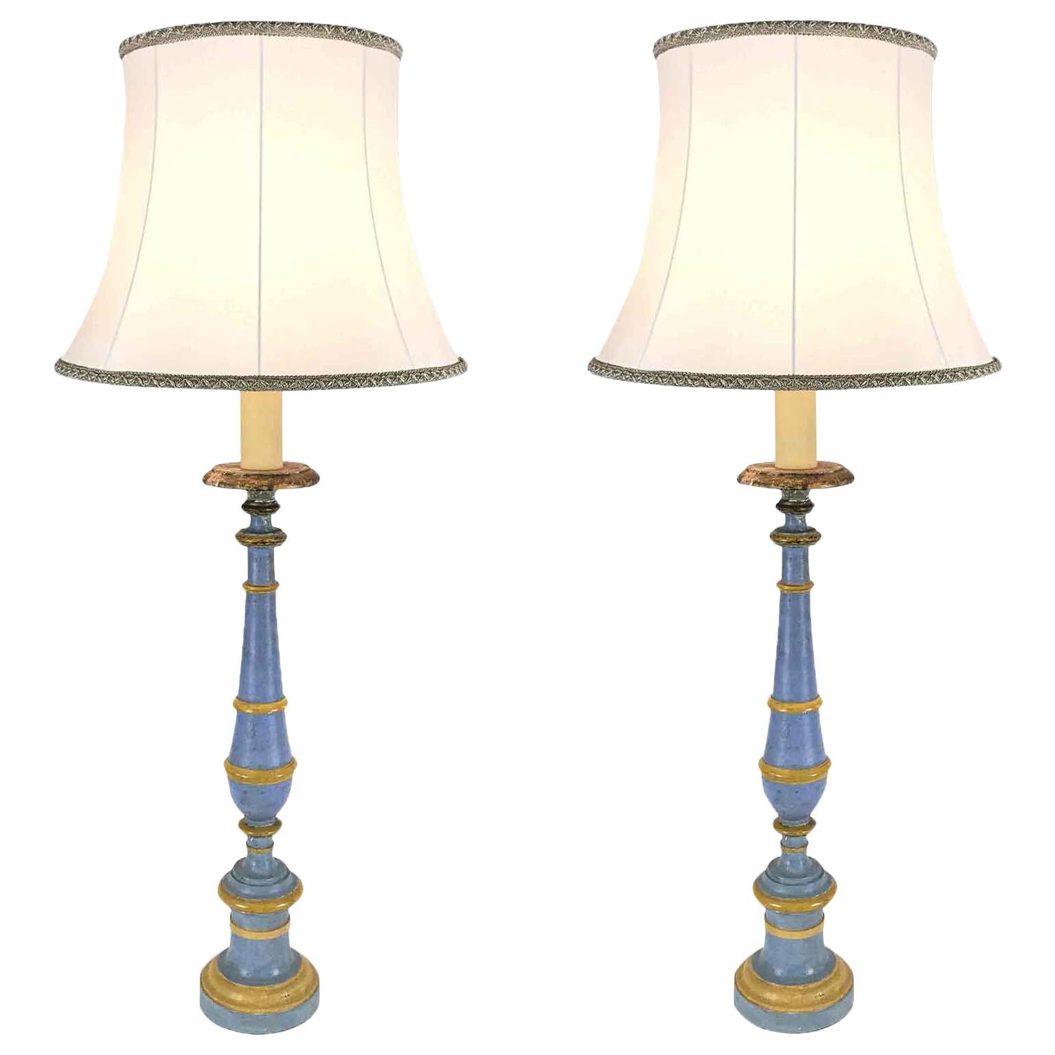 Coppia di grandi candelabri blu neoclassici italiani cablati per lampade in vendita