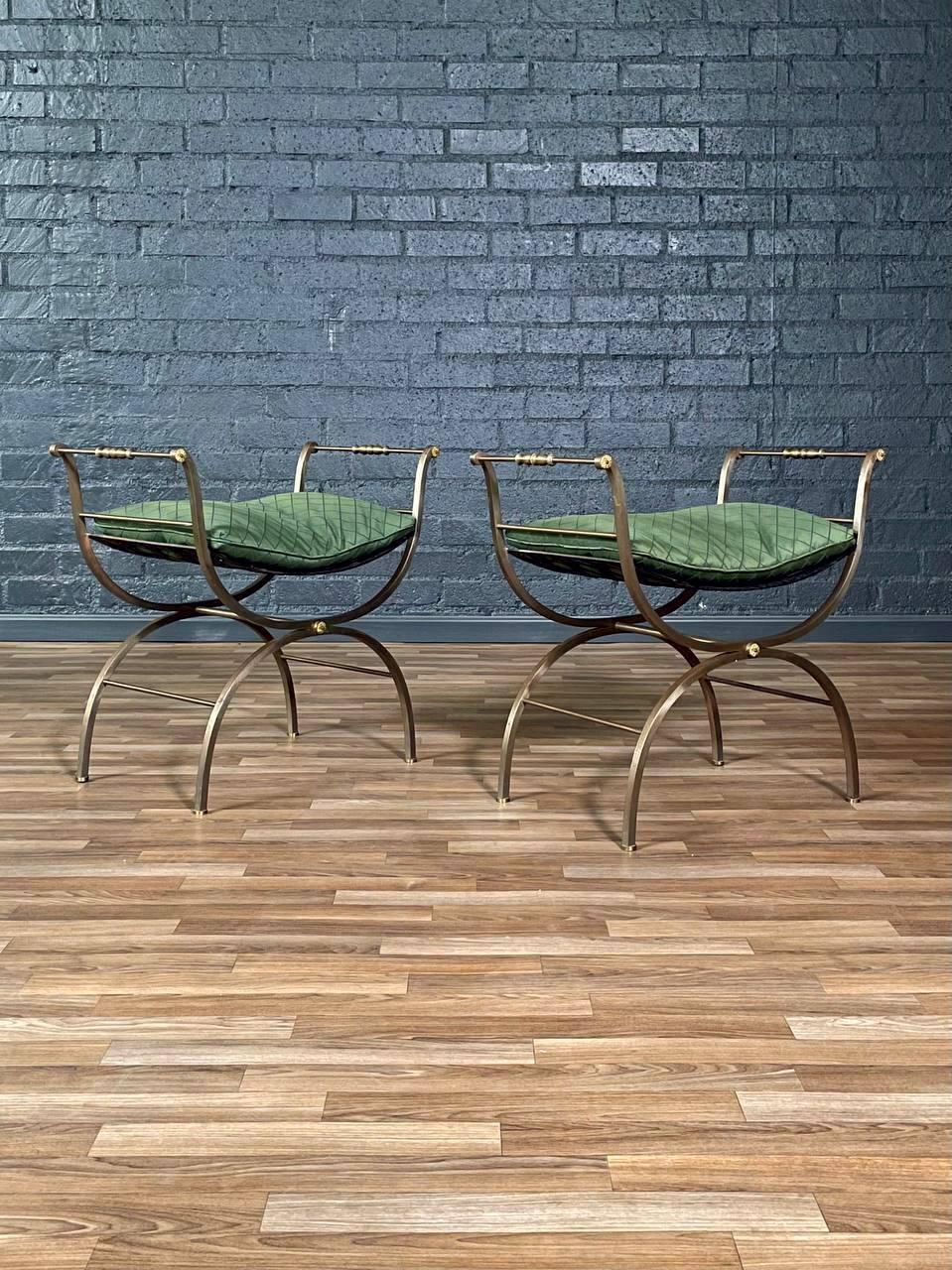 Condizioni: Condizioni originali d'epoca

Questa elegante coppia di panche italiane in stile Neoclassico Revival degli anni '50 presenta telai in acciaio con base a X graziosamente curvati e una patina calda e invecchiata. Le rosette in ottone
