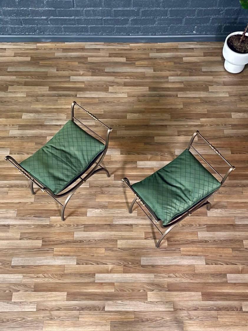 Italiano Coppia di panche neoclassiche revival con base a X e rosette dorate in vendita