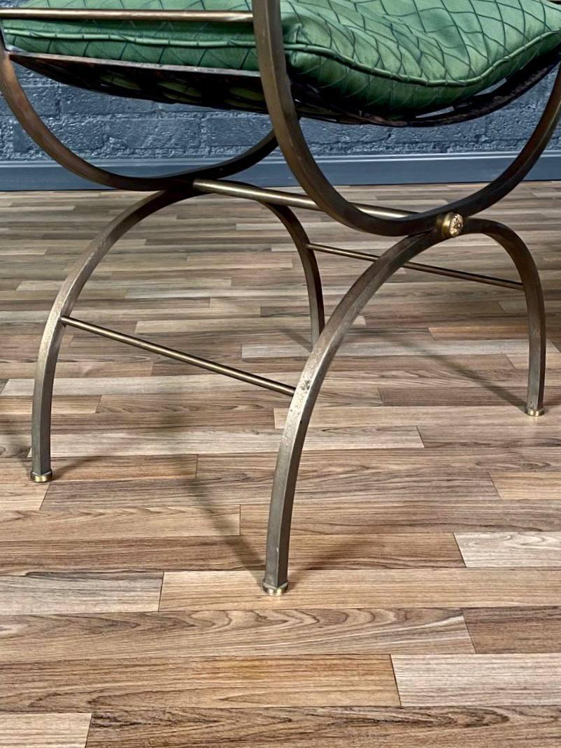 Ottone Coppia di panche neoclassiche revival con base a X e rosette dorate in vendita