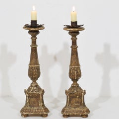 Pareja de candeleros neoclásicos italianos de madera plateada, circa 1750