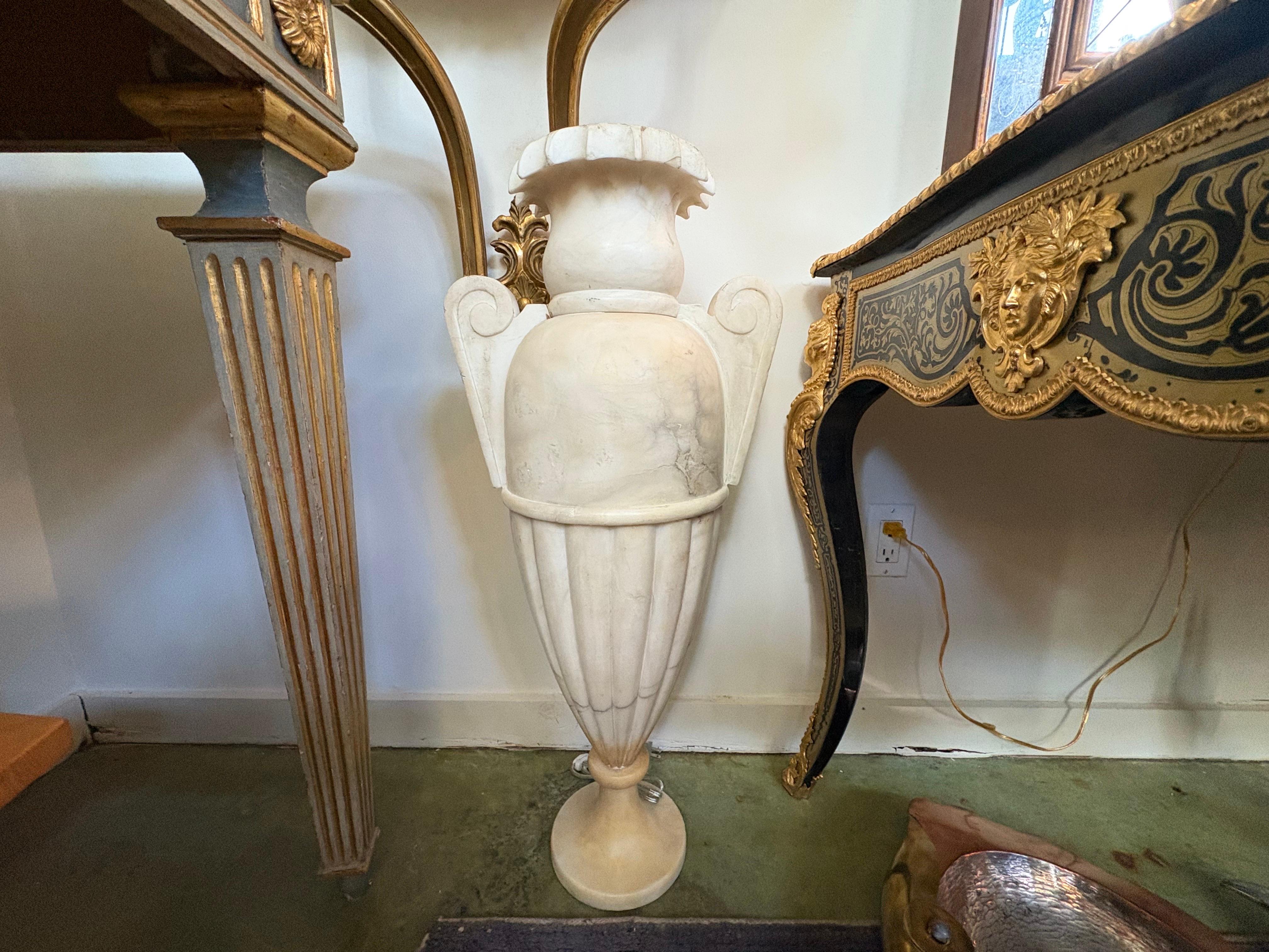 Neoclassico Coppia di lampade a urna in alabastro in stile neoclassico italiano in vendita