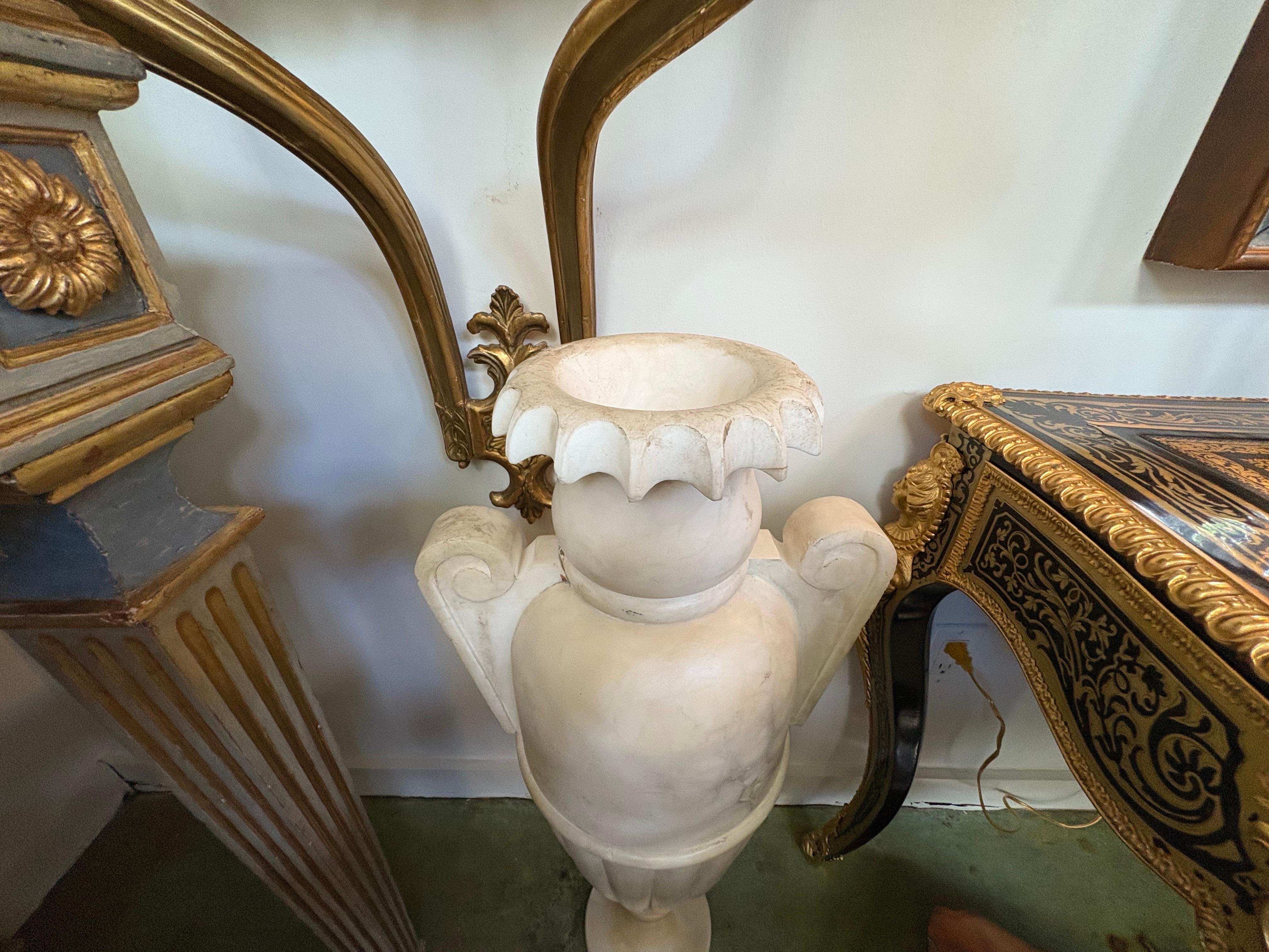 Italiano Coppia di lampade a urna in alabastro in stile neoclassico italiano in vendita