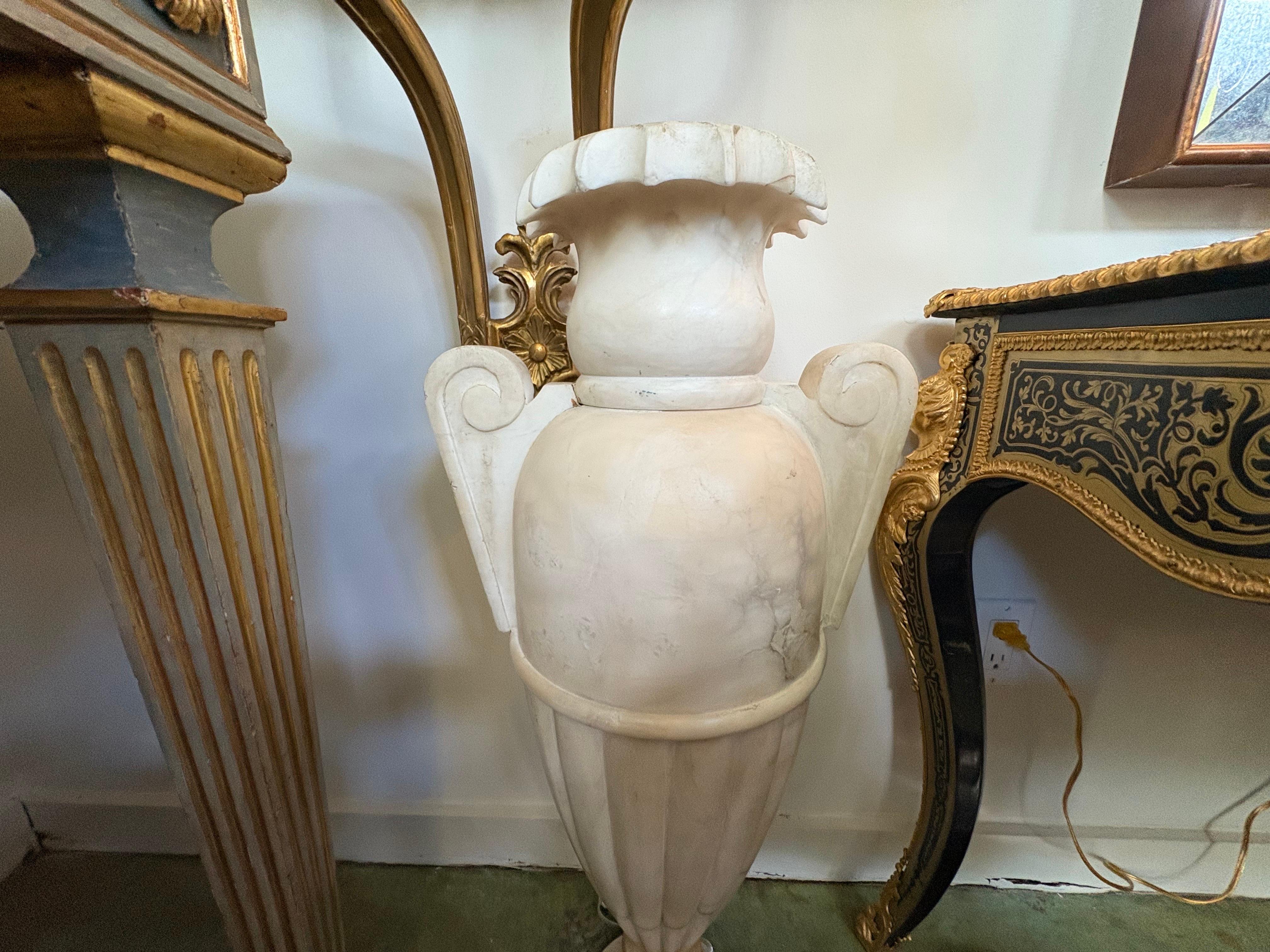 Coppia di lampade a urna in alabastro in stile neoclassico italiano In condizioni buone in vendita a Houston, TX