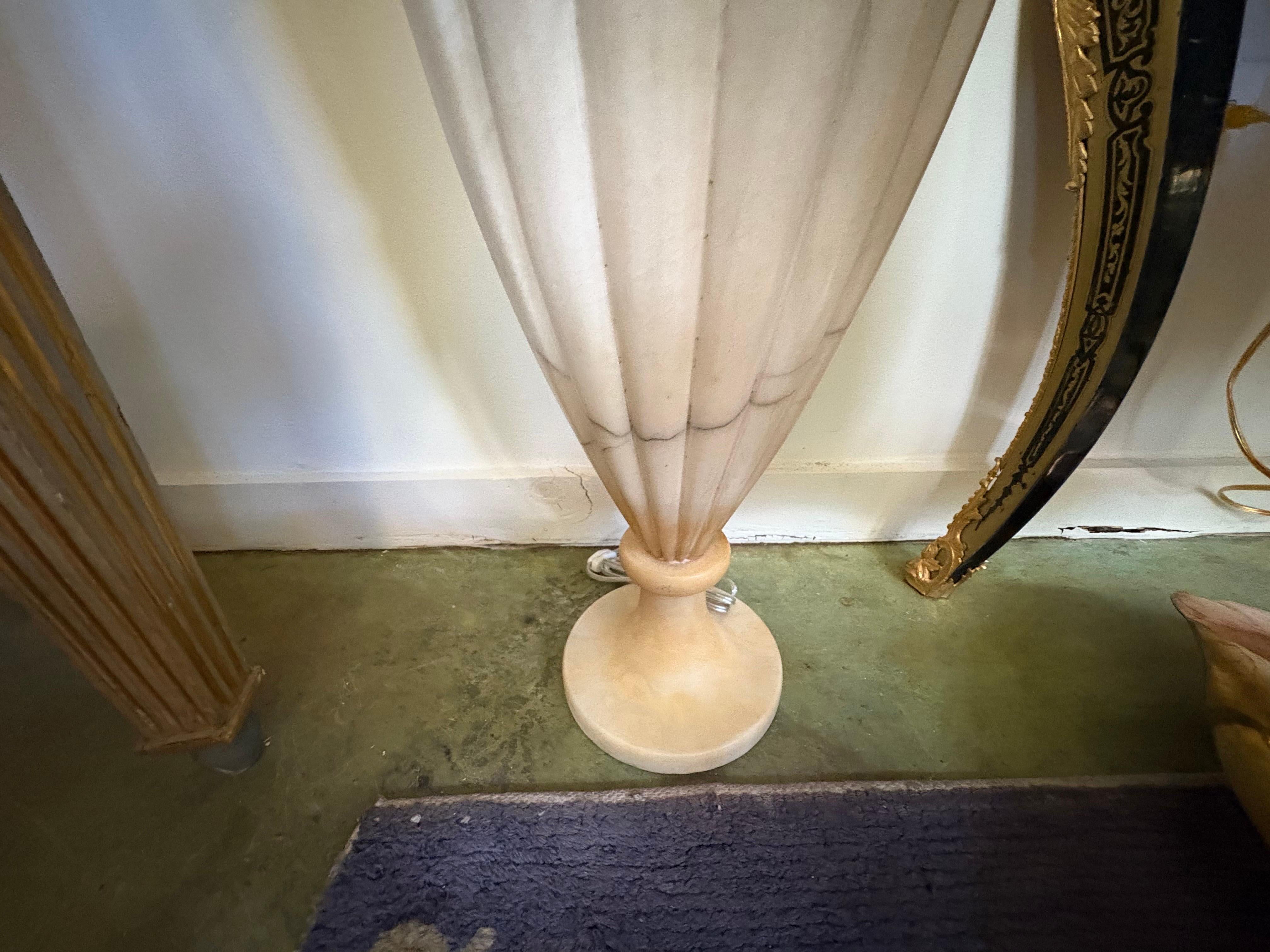 Inizio XX secolo Coppia di lampade a urna in alabastro in stile neoclassico italiano in vendita