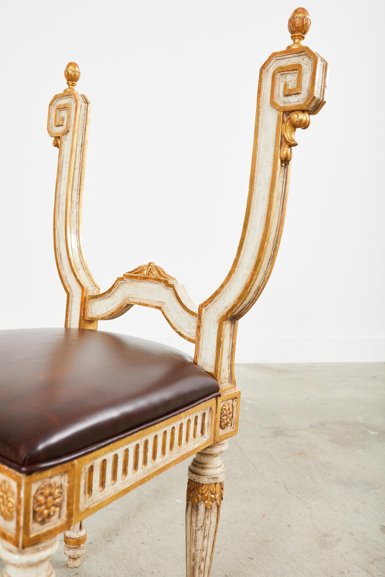 Paar italienische Stühle im neoklassischen Stil ohne Rückenlehne im Angebot 9