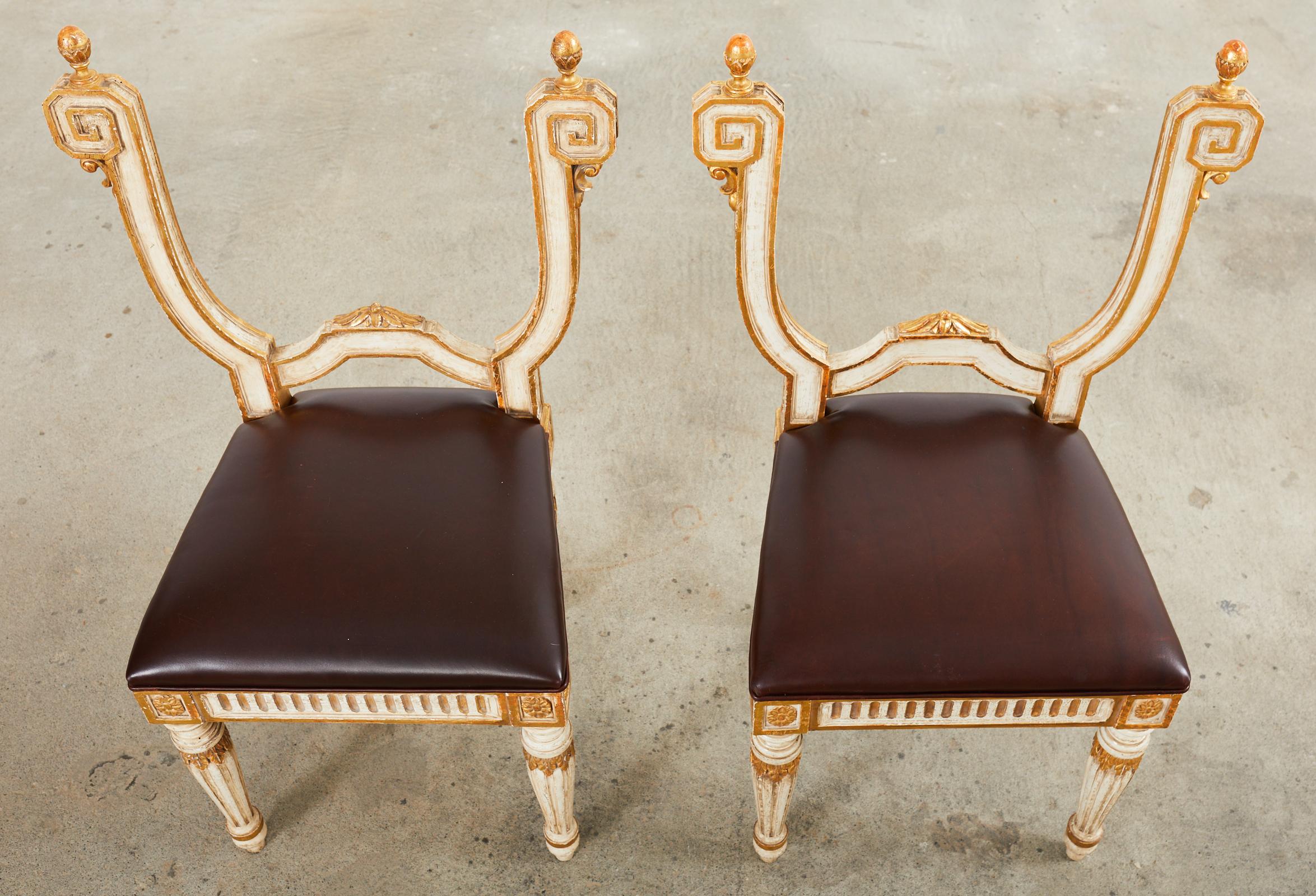 Paar italienische Stühle im neoklassischen Stil ohne Rückenlehne (Italienisch) im Angebot