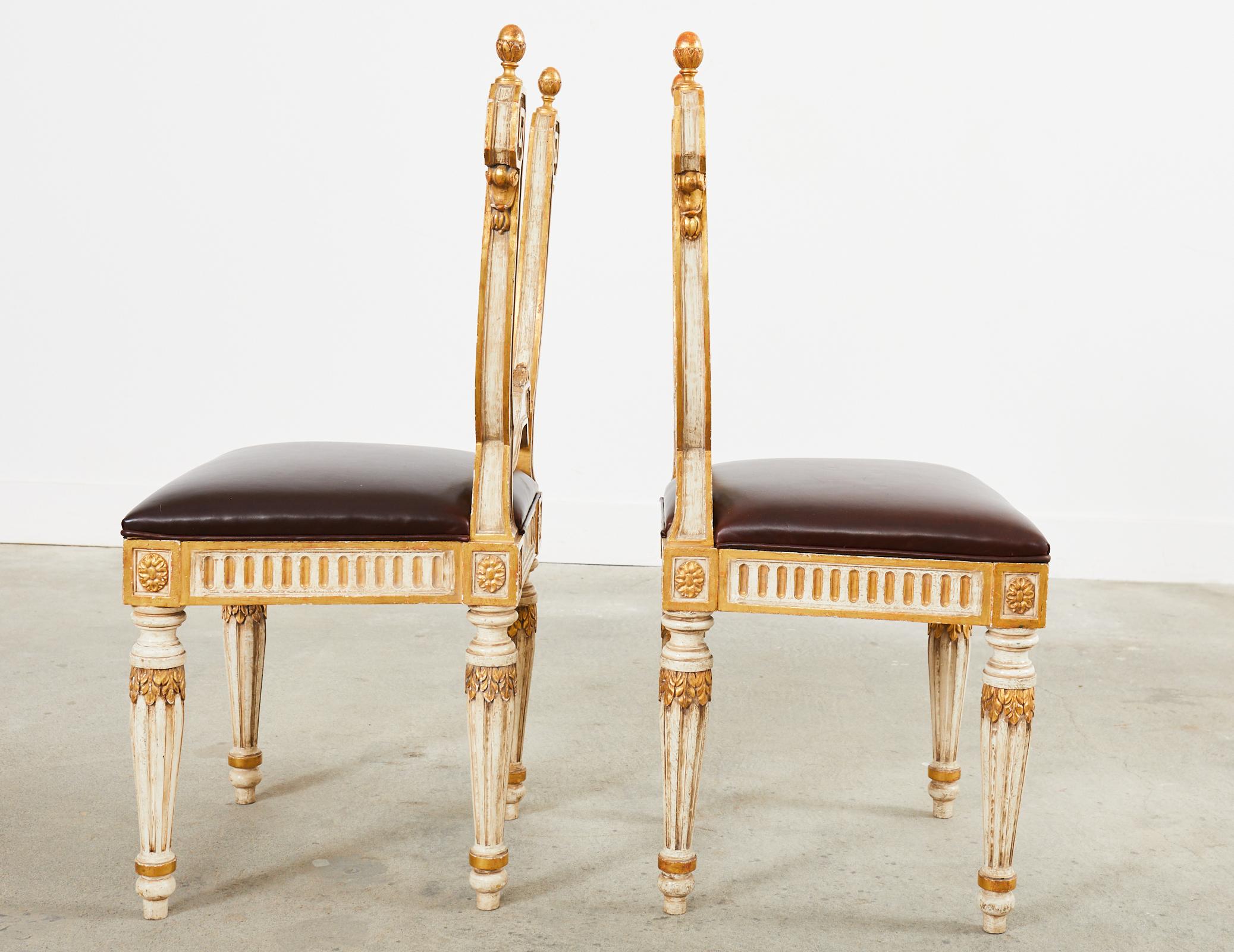 Paar italienische Stühle im neoklassischen Stil ohne Rückenlehne (Vergoldet) im Angebot