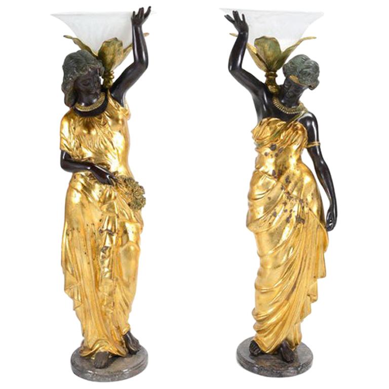 Paar italienische Bronzefiguren im neoklassischen Stil im Angebot