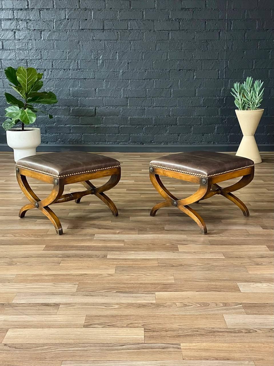 Neoclassico Coppia di panche in pelle Curule in stile neoclassico italiano in vendita
