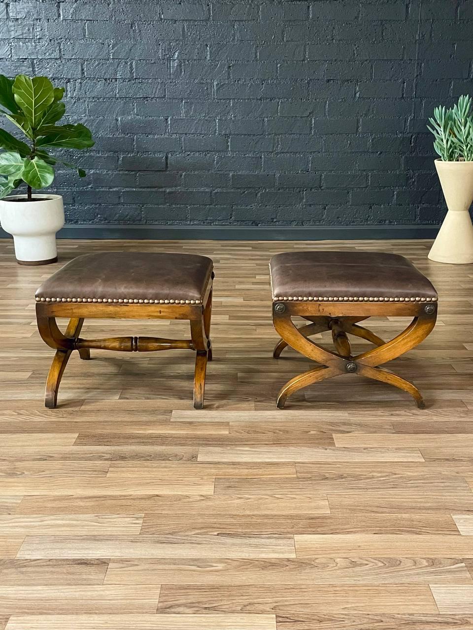 Italiano Coppia di panche in pelle Curule in stile neoclassico italiano in vendita