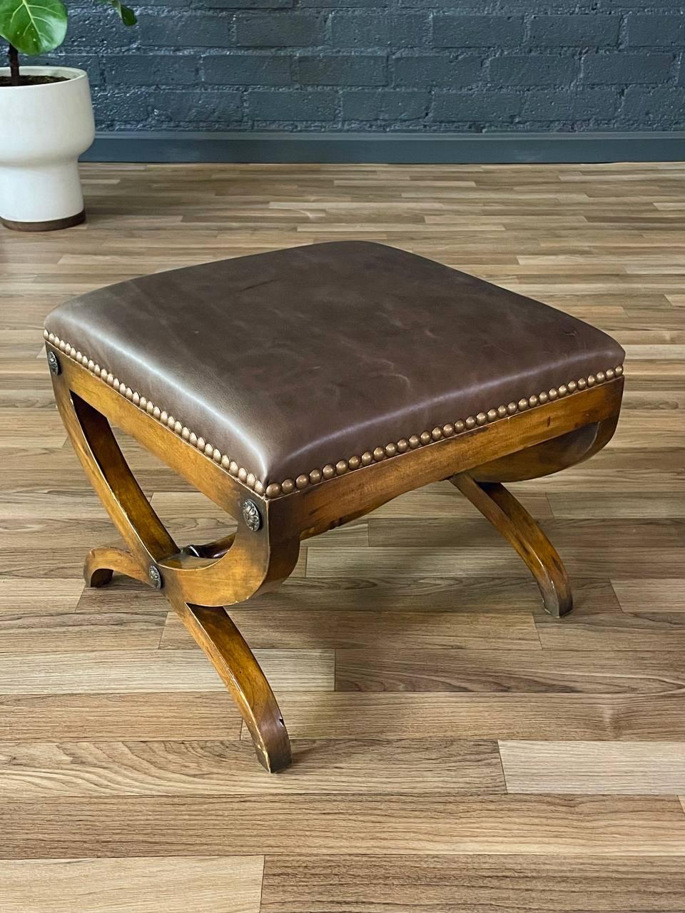Coppia di panche in pelle Curule in stile neoclassico italiano In condizioni buone in vendita a Los Angeles, CA