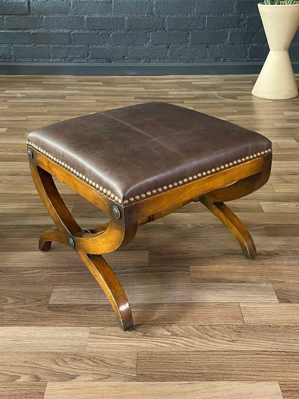 Metà XX secolo Coppia di panche in pelle Curule in stile neoclassico italiano in vendita