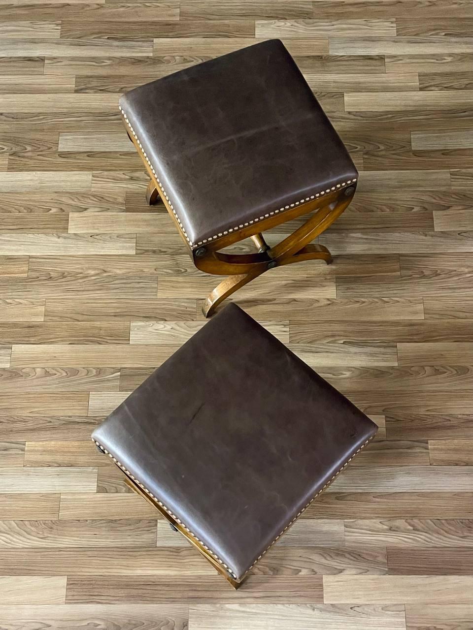 Pelle Coppia di panche in pelle Curule in stile neoclassico italiano in vendita