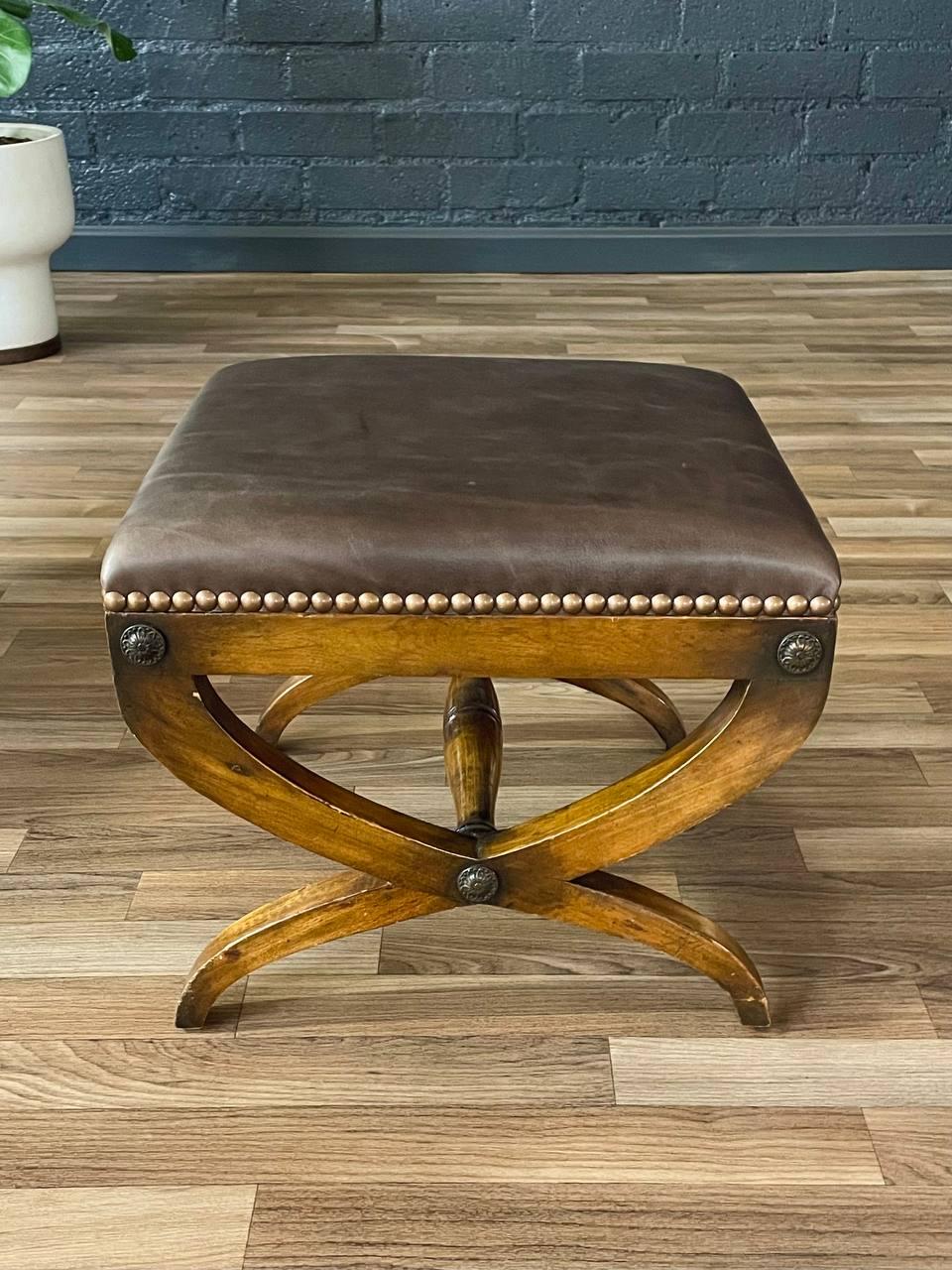 Coppia di panche in pelle Curule in stile neoclassico italiano in vendita 1