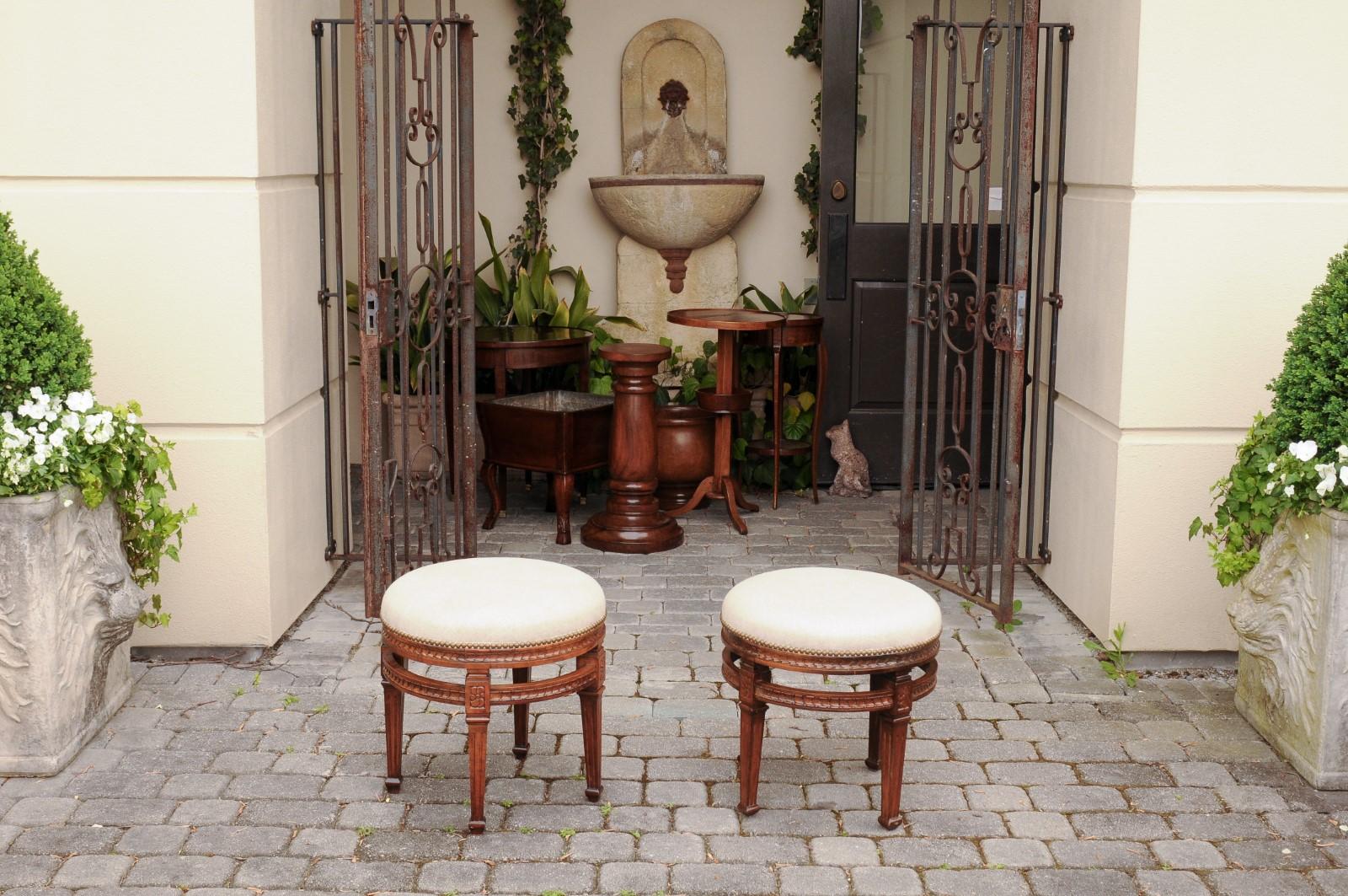 Pair of Italian Neoclassical Style Fruitwood Stools with Circular Side Stretcher In Good Condition For Sale In Atlanta, GA