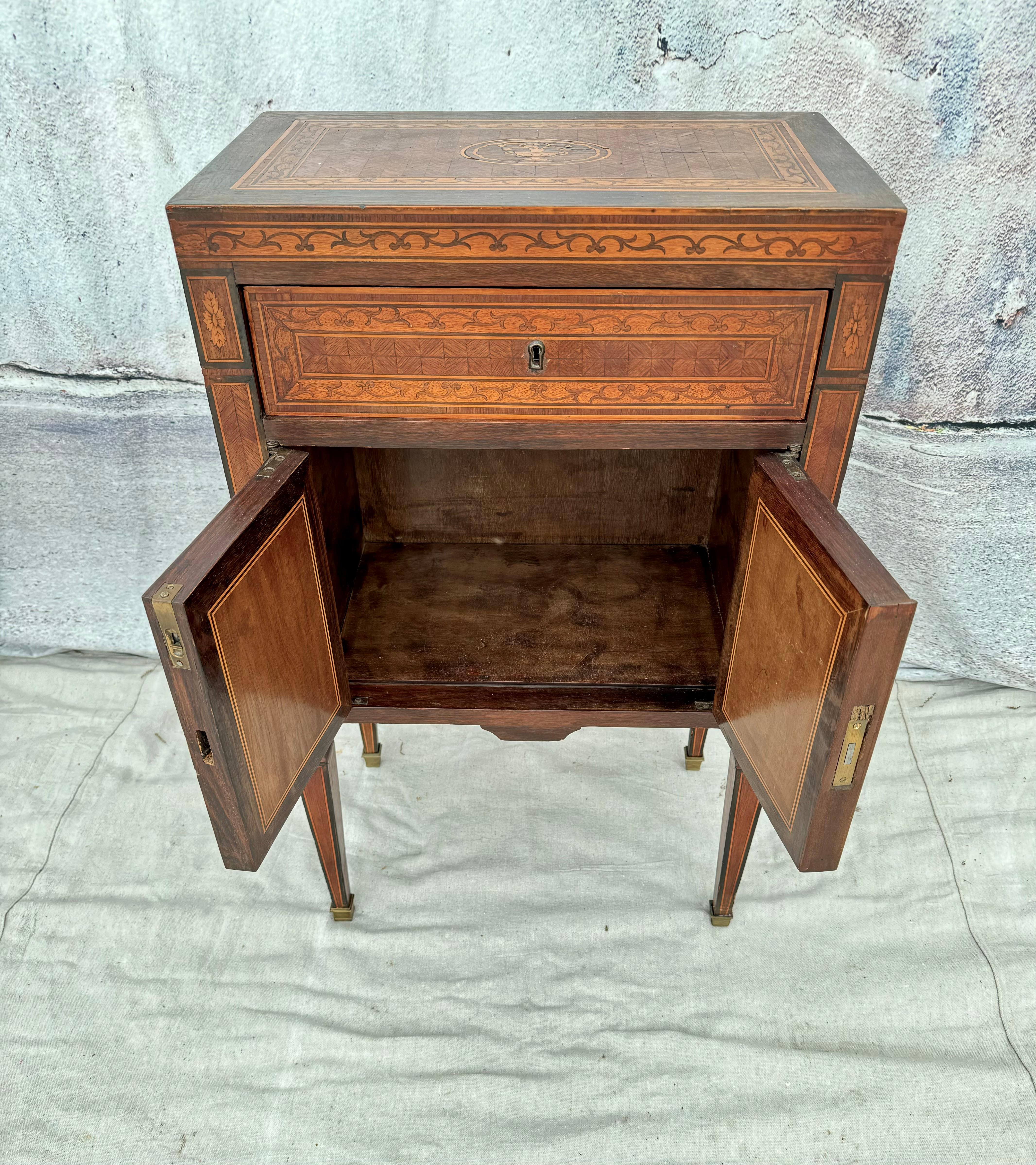 20th Century Pair Of  Italian Neoclassical Style Inlaid Bedside Cabinets For Sale