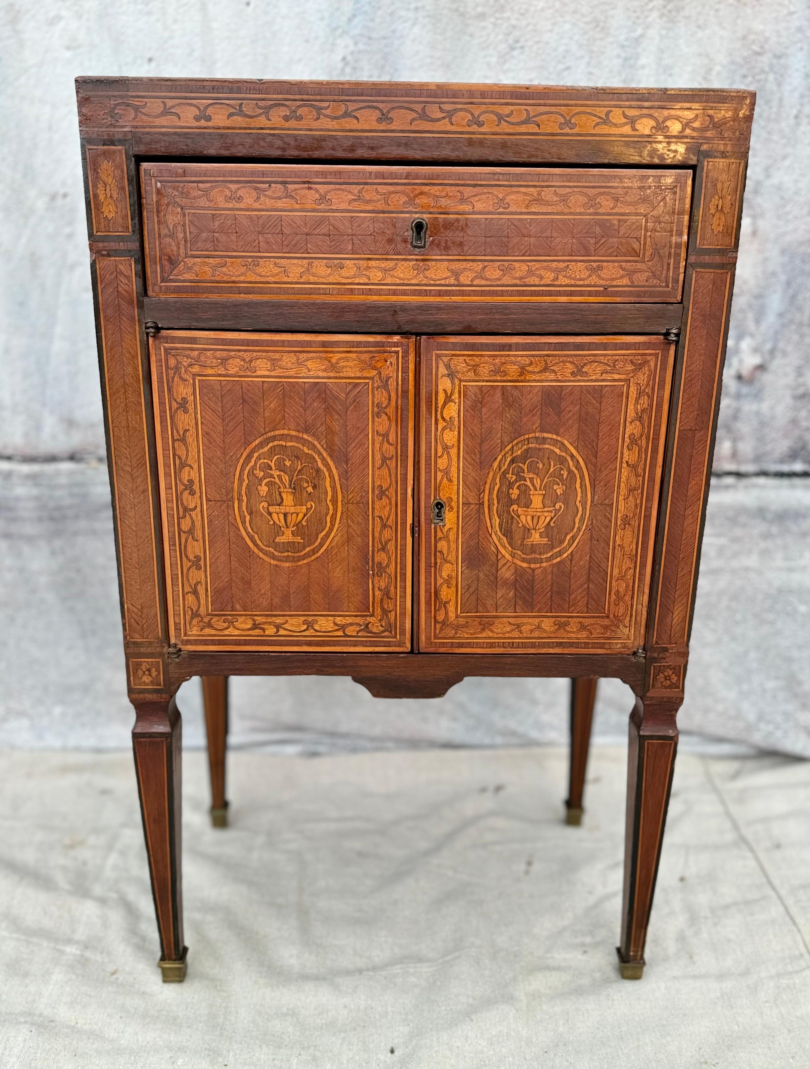Pair Of  Italian Neoclassical Style Inlaid Bedside Cabinets For Sale 2