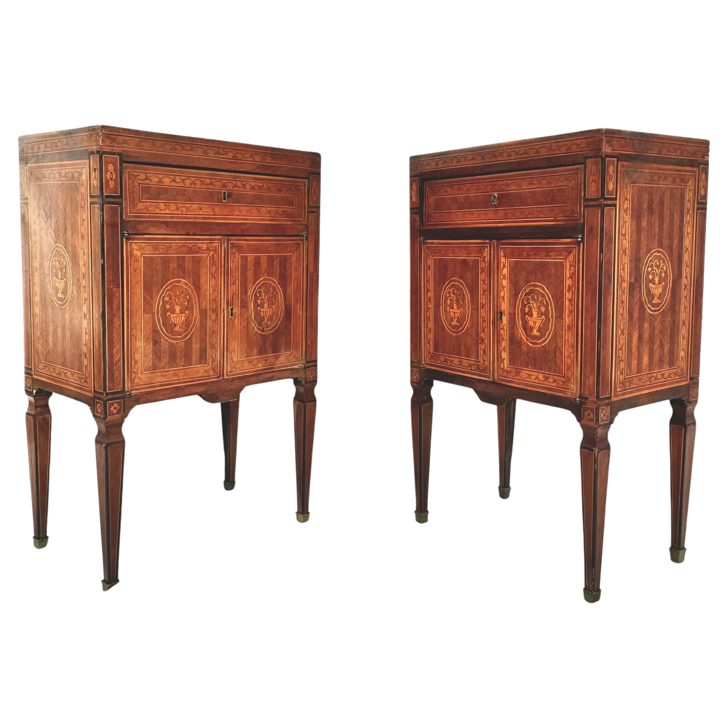 Paar von  Italienische Nachttischschränke mit Intarsien im neoklassischen Stil