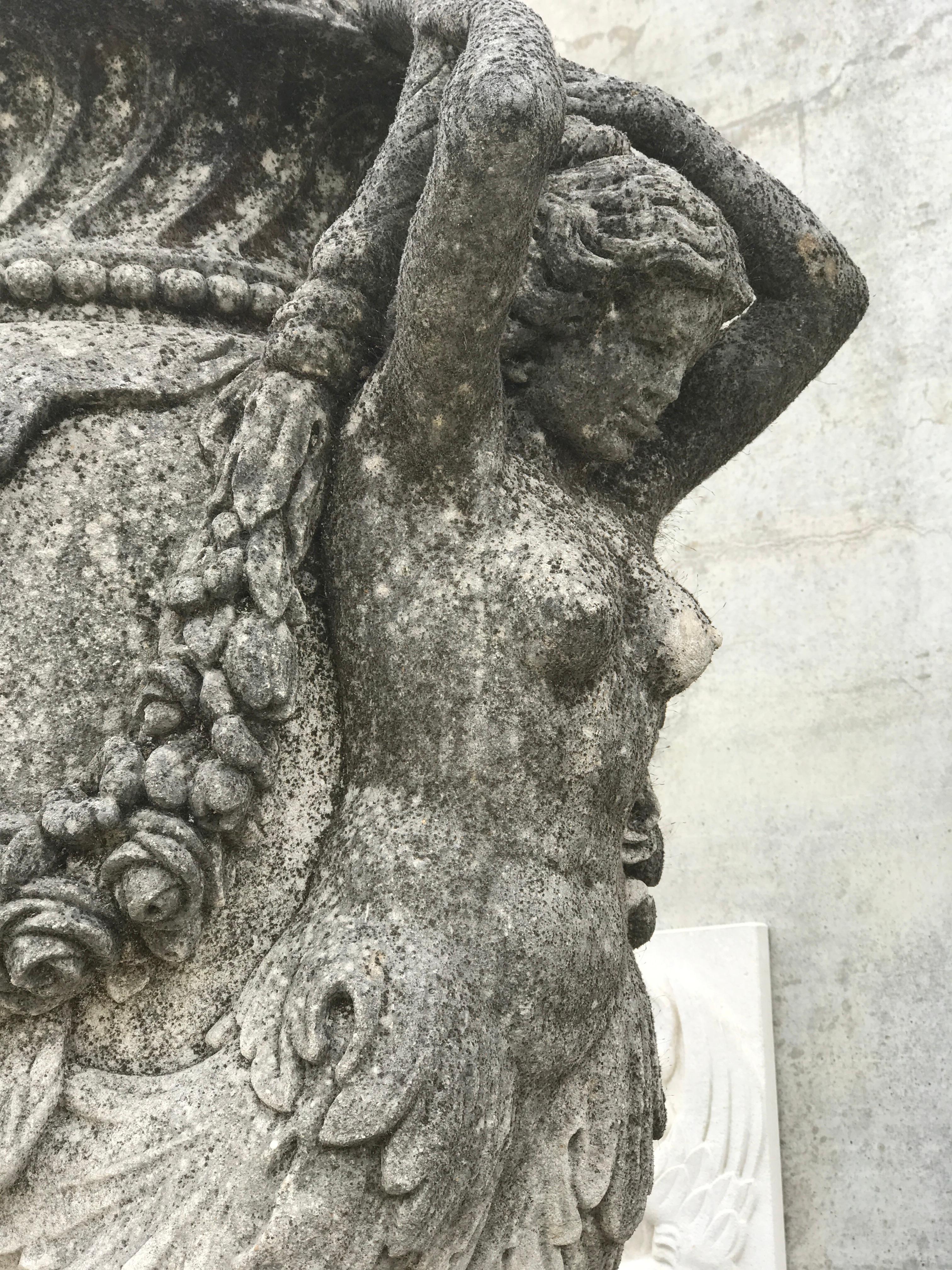 Paar italienische monumentale Stein-Gartenvasen im neoklassischen Stil im Angebot 3